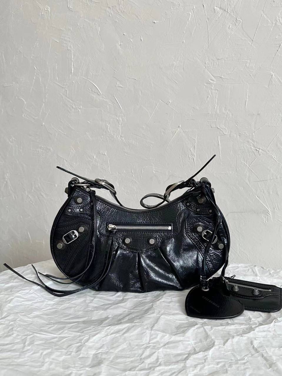 Le Cagole半月包饺子包机车包S/32cm 整个包的细节真的多到我头痛 偷偷和你们说 做到全部细节都对版可能只有我们一家🤫 每一个五金每一个细节都要开发到一模一样 s中号：33×16×8.4cm671307m