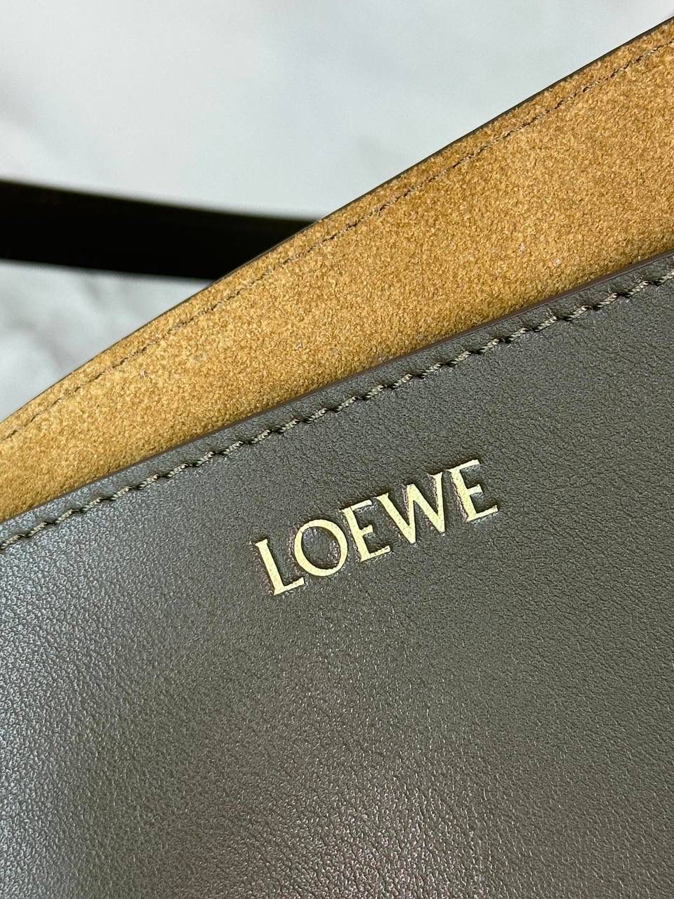 *中号𝐏𝐮𝐳𝐳𝐥𝐞 𝐅𝐨𝐥𝐝折叠手袋👜* ——全新【𝗡𝗘𝗪】升级‼️ 延续经典𝙋𝙪𝙯𝙯𝙡𝙚的标志性几何裁剪设计，新晋顶流🅰️𝙋𝙪𝙯𝙯𝙡𝙚 𝙁𝙤𝙡𝙚 𝙏𝙤𝙩𝙚以折纸包为灵感，升级成🉑完全折叠‼️的结构，立体与平面任意切换，出差旅行🧳必备单品。小牛皮材质轻且柔软，𝐌𝐢𝐧𝐢尺寸搭配一条可拆卸式肩带，手提，肩背，斜挎多样化背法✨ 尺寸：𝟐𝟓.𝟓-𝟏𝟒.𝟓-𝟑𝟏.𝟓𝐜𝐦 款号：052316