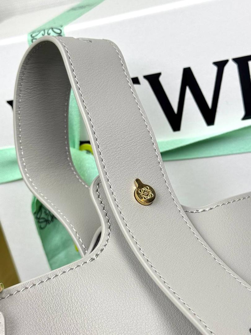 ♥️𝙈𝙞𝙣𝙞 𝙋𝙚𝙗𝙗𝙡𝙚 𝘽𝙪𝙘𝙠𝙚𝙩 ——【银灰色】现货‼️ 尺寸：𝟏𝟔-𝟏𝟔-𝟏𝟗.𝟓𝐜𝐦 编码：062339 【配全套礼盒】 🎈标志性Anagram鹅卵石点缀，配以纯粹简约线条以及瞩目设计风格，诠释全新𝙋𝙚𝙗𝙗𝙡𝙚手袋👜 🎈自带一根🉑拆卸🉑调节的肩带，一包多背，多样化风格，秀场大放异彩😀内里容量超大，日常实用性强👌 🎈配全套专柜礼盒🎁，给你满满的仪式感👀