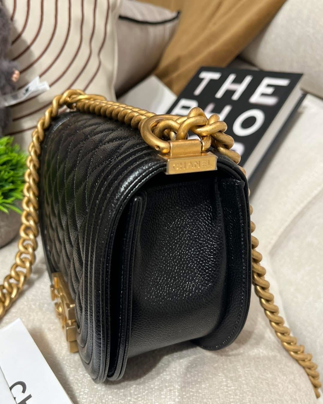 Chanel boy 黑色荔枝牛皮金鏈半圓boy 100%Authentic,98%new ✅香港專門店收據✅晶片✅塵袋✅box