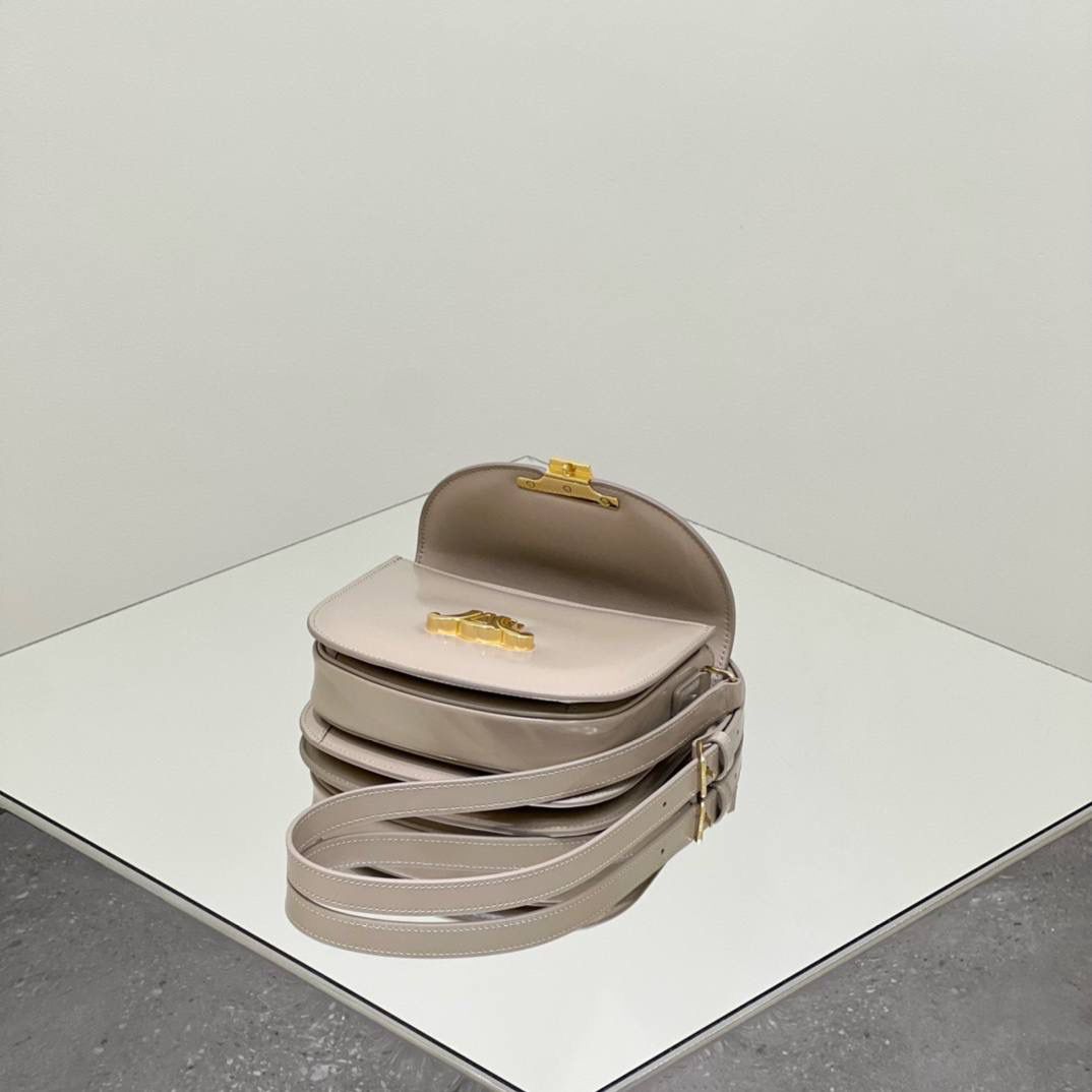 🔥大货实拍图 𝗖𝗘𝗟𝗜𝗡𝗘 ♥ 𝗧𝗘𝗘𝗡 𝗕𝗘𝗦𝗔𝗖𝗘肩带马鞍 型号：110413 尺寸：18.5*16*6cm 𝗖𝗘𝗟𝗜𝗡𝗘 𝟮𝟮秋季最新款Teen Besace凯旋门系列手袋，更俏皮活泼的包身设计与凯旋门金属标志完美结合，打造独一无二的时尚品味。