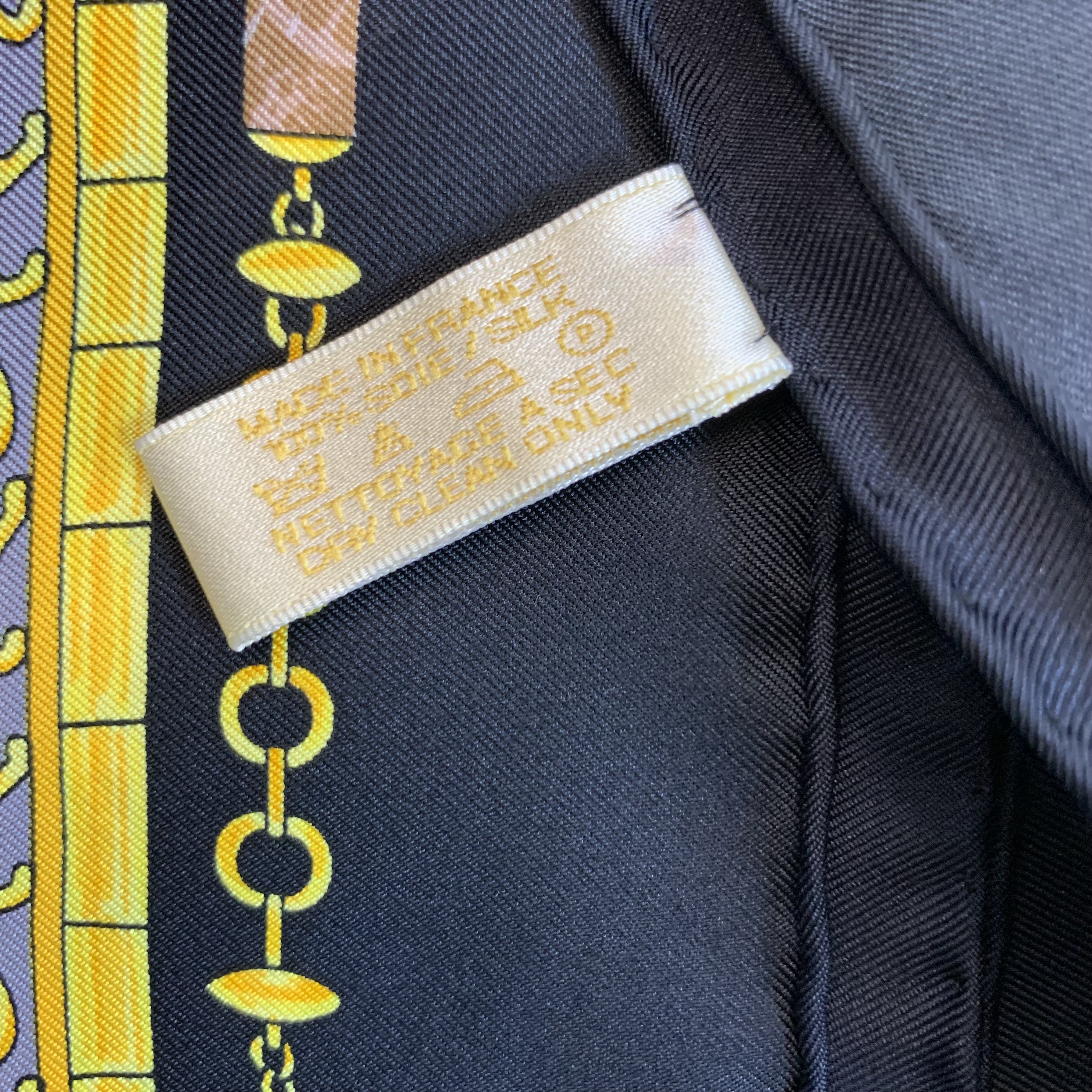 ✨Cartier幸運甲蟲方巾 金色拼黑色高級感