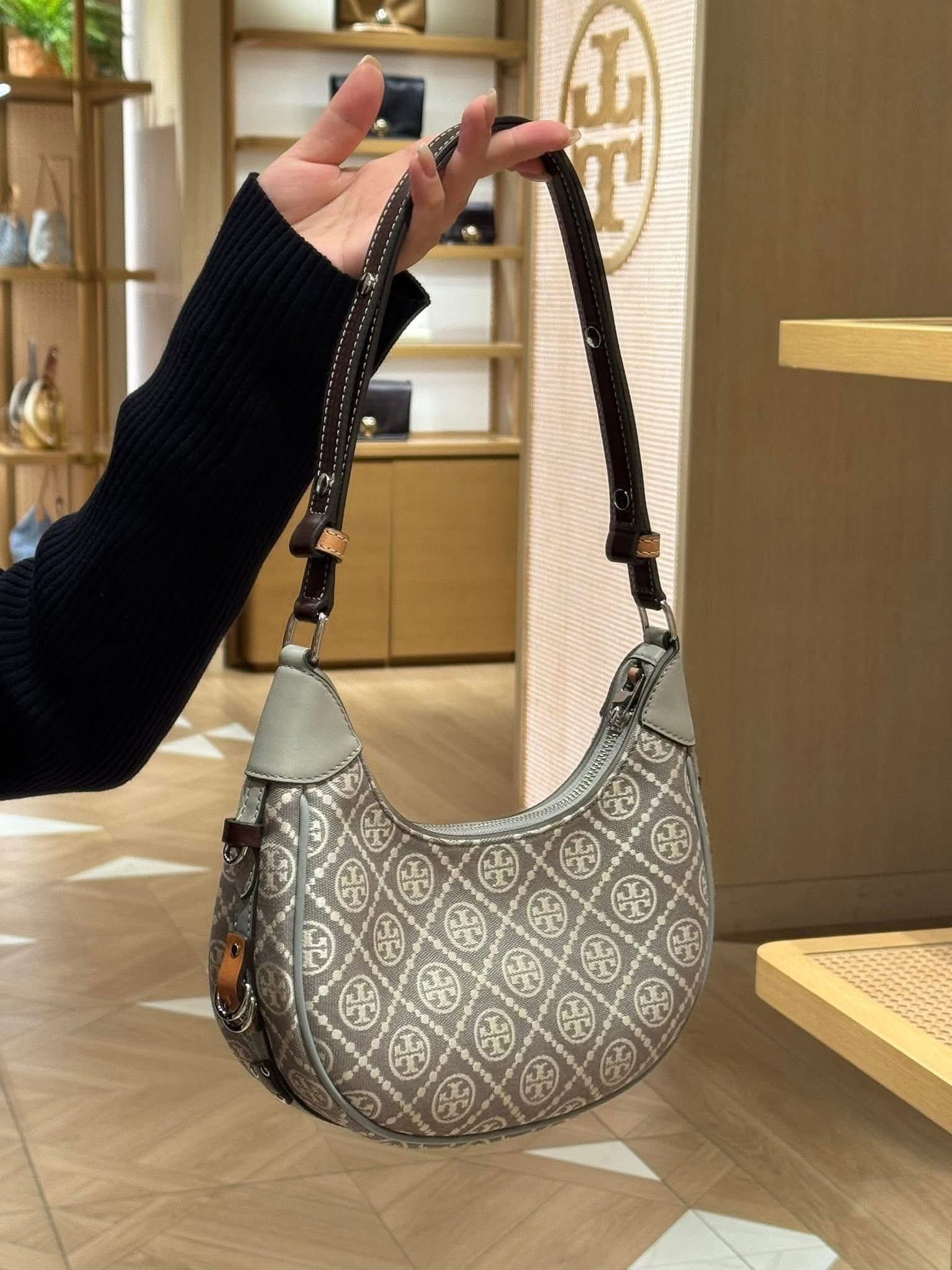 香港現貨-Tory Burch T Monogram Crescent Canvas Shoulder Bag