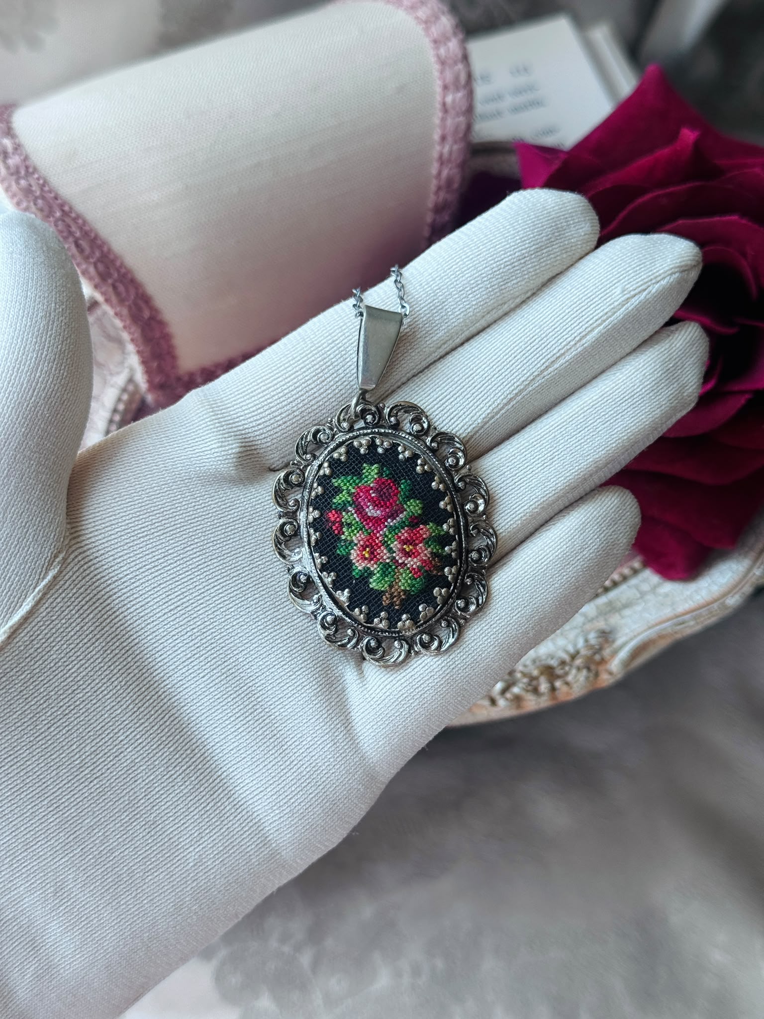 Vintage Mid-century Bouquet  Petit Needlepoint Scrollwork Framed Pendant Necklace (NZ118）