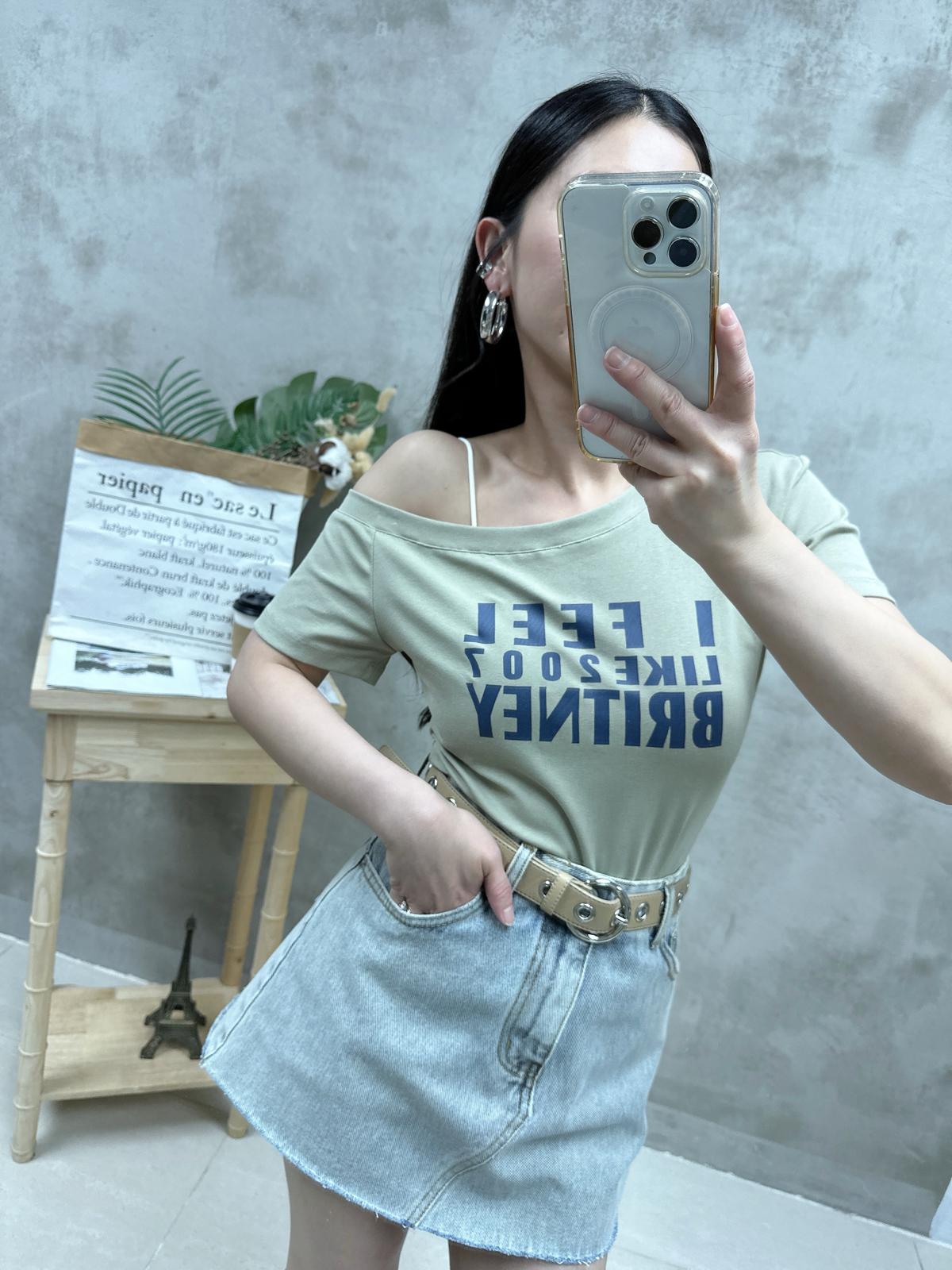 K05 單邊露膊英文字top