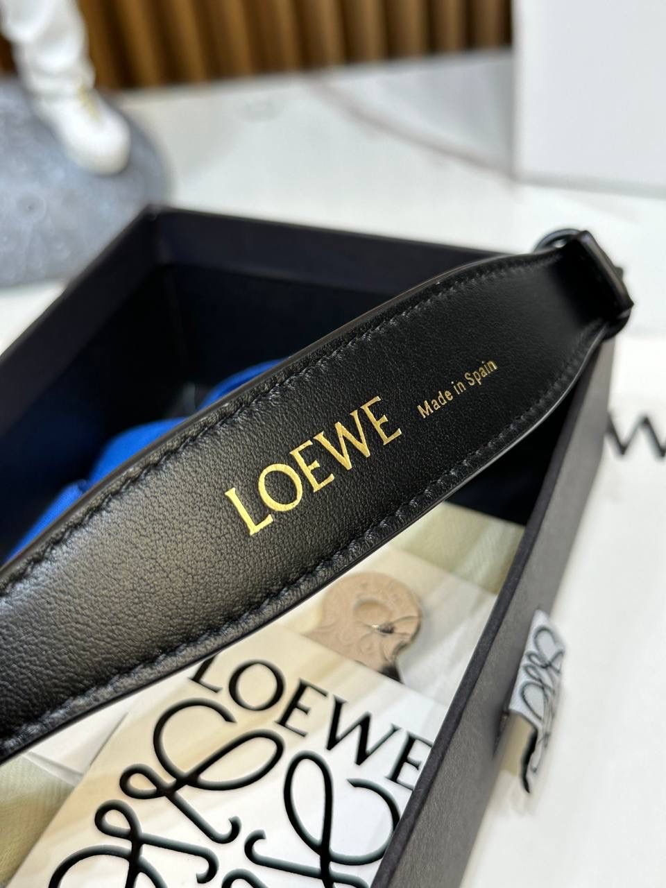 ★𝙇𝙤𝙚𝙬𝙚单配短肩带★黑色 ✅经典小牛皮制作，进口沙菲线，全铜五金。 ✅正面饰以品牌标志性烫金𝙇𝙊𝙂𝙊字体，两侧金属扣固定，🉑️做手提包使用的百搭肩带。 尺寸：55.5-2cm 编码：182323