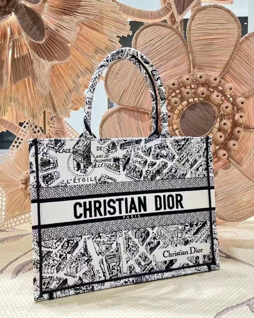 🉑黑色&白色中号 𝗖𝗗 𝗕𝗼𝗼𝗸 𝗧𝗼𝘁𝗲 23夏季"巴黎地图" 说实话，近年来花卉系列有点看乏看腻的 请你们一定看看这一只，新的炙热款！！😎🌟 本季主打的巴黎第八街区地图，惊艳了全网 真真实实绣在整个包上，砖柜超级难抢的！ 黑白色调干净利落，复古又神秘的法式浪漫 那种高定视觉，沦陷了！沦陷了！ 行走的巴黎街头很是时髦，我先冲了！ 36×27×16cm