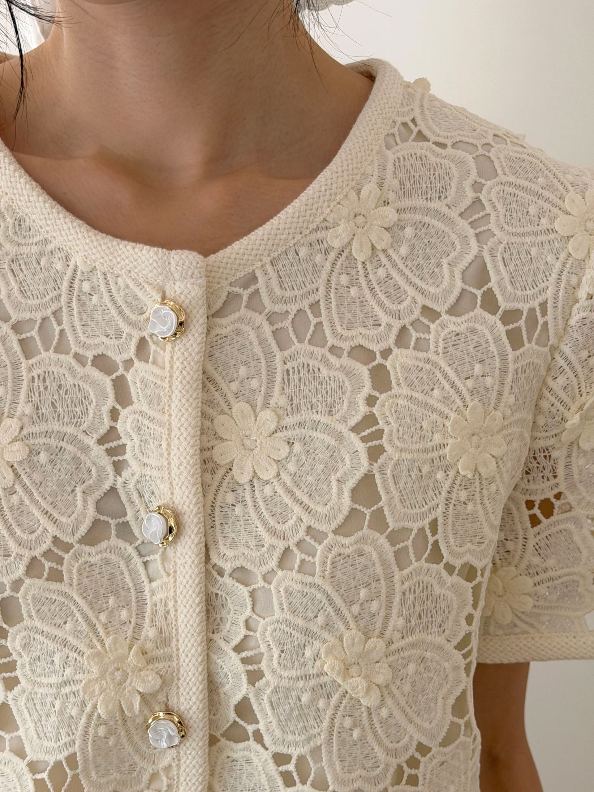 CT22 浮雕立體花卉蕾絲短袖Top 