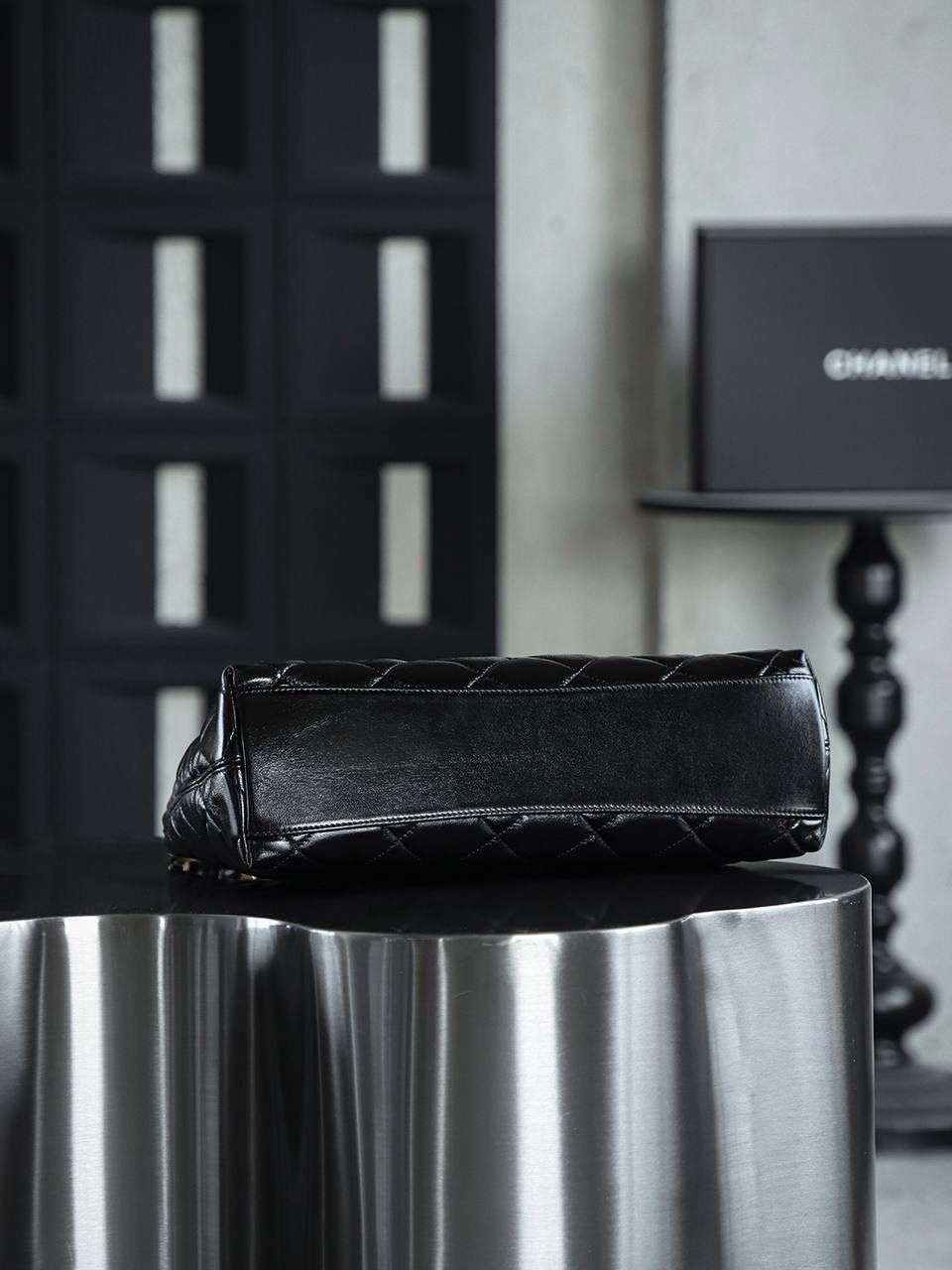 24A Hobo大號鑒定版👜 一包一碼 支持全球鑒定查驗身份證原廠專G Bonaudo皮料過關清單資料可査詢 大號的美是慵懶隨性復古感，粗鏈條輕便隨性慵懶也時髦，黑色油蠟皮日常搭配幾乎完美，兼具實用性和美觀性！ 五金：厚镀24k复古金 皮料：Bonaudo原厂油蜡小羊皮 尺寸大号：29*32*10cm 小号：22.5*19.5*8.5cm