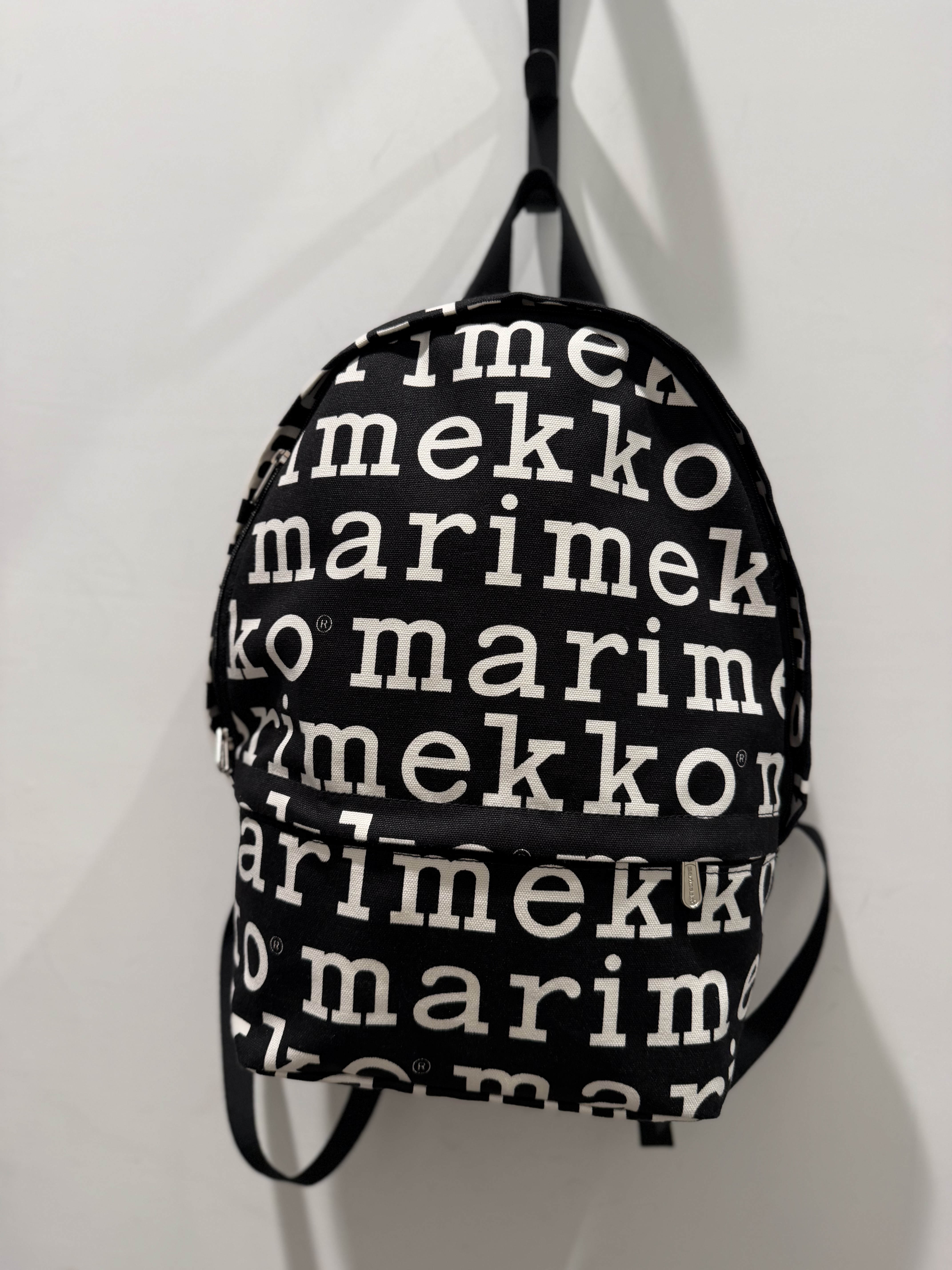 Marimekko 黑白 Marilogo 字母印花經典款背囊