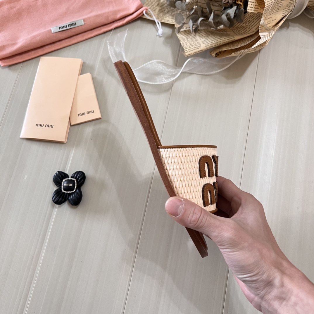 $295對。2包選擇​🎀 Miu Miu 2026 初夏限定：編織平底拖鞋