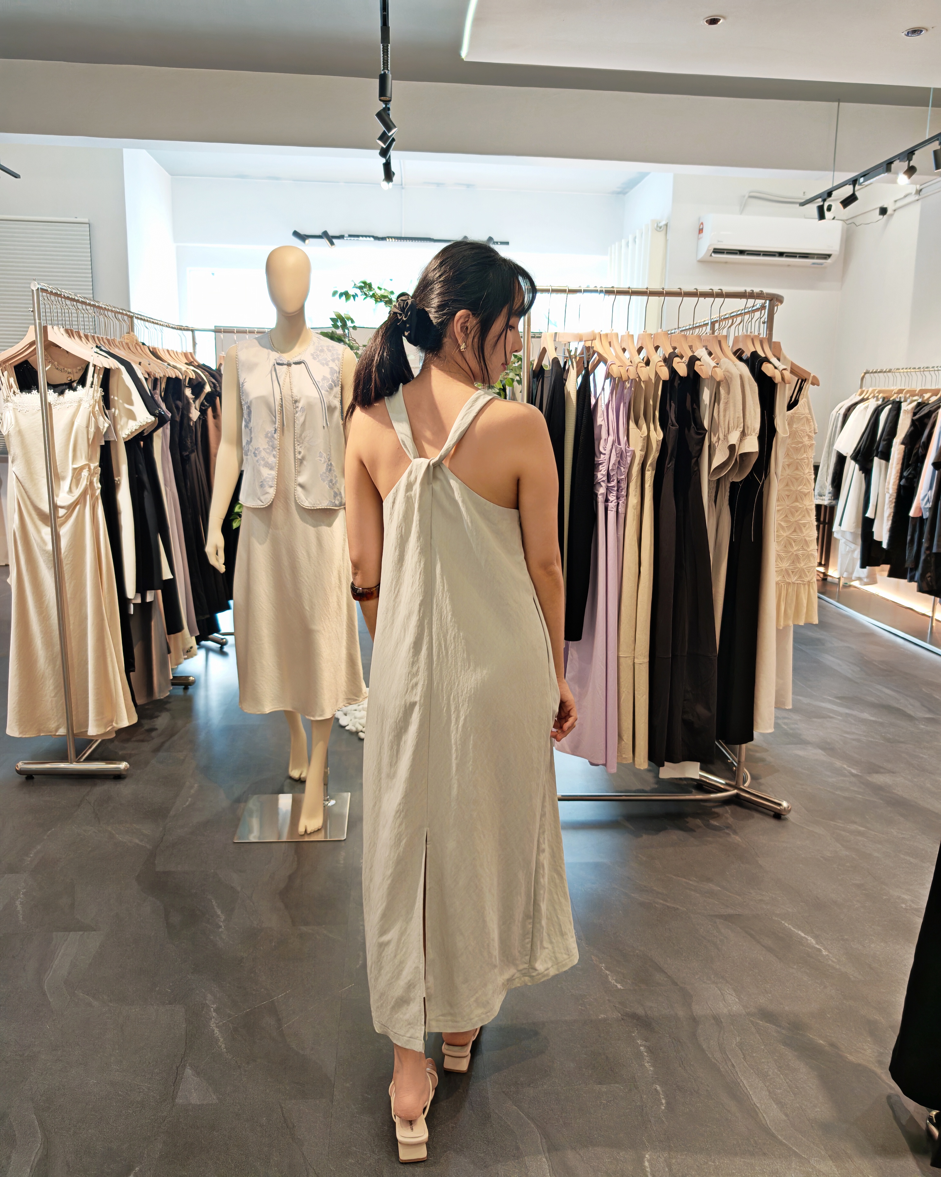 浅绿交叉背连衣裙