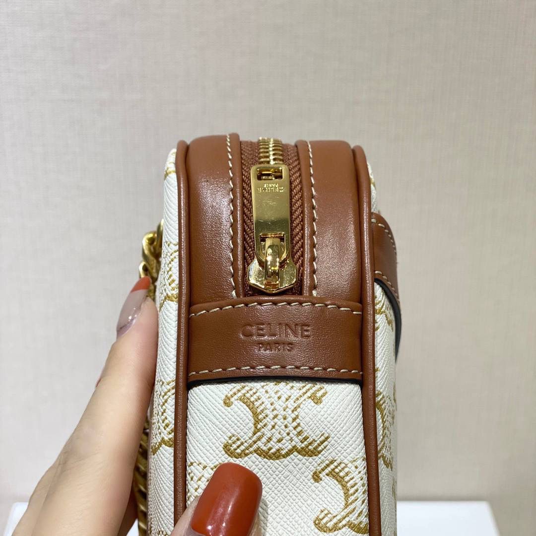 🔥大货实拍图 𝗖𝗘𝗟𝗜𝗡𝗘♥𝗖𝗔𝗡𝗩𝗔𝗦 𝗣𝗔𝗧𝗔𝗣𝗔𝗡𝗦 型号：196252 尺寸：20.5*15*4.5cm TA真的非常好用+多种背法+价格合适+细节满满～双链条腋下，单链条单肩，斜挎/手拿 一包多用✔️