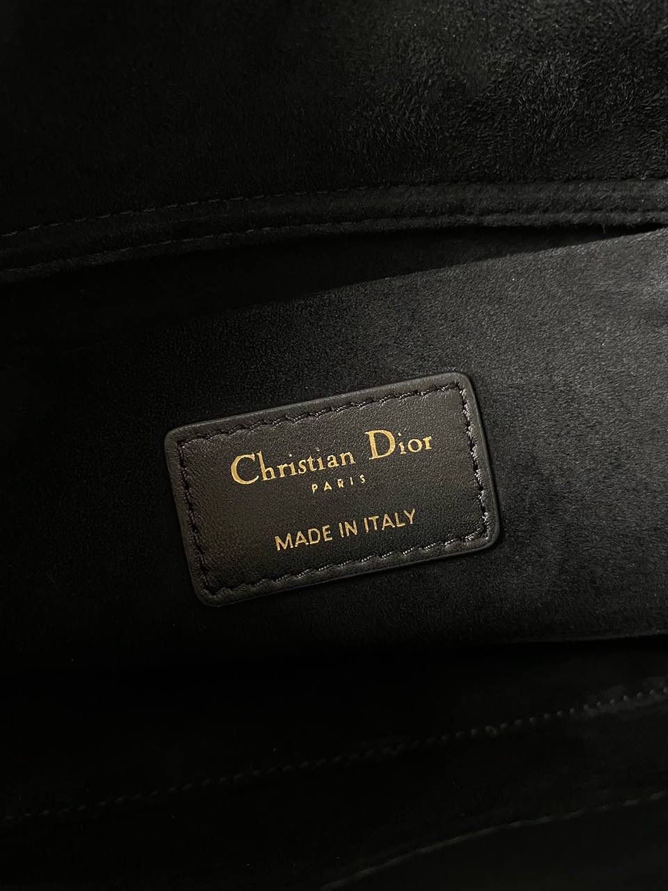 黑色🖤 𝗗𝗶𝗼𝗿 𝗗-𝗝𝗼𝘆 𝗯𝗮𝗴羊皮 时尚果然就是轮回，回归了一把中古戴妃 长方包形，短链条➕细长肩带直接封神！！ 复古时髦感超强，真是什么场合都可以把住 绝对是lady中的天花板了，强势出圈啦姐妹们❤️‍🔥 中号 - 26 x 13.5 x 5cm 小号 - 22.5 x 12 x 5.5cm