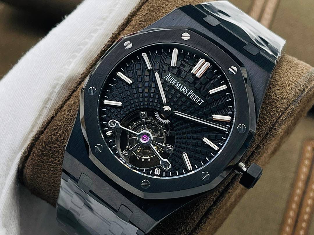 爱彼A P皇家橡树陀飞轮精品腕表 升级细节🔥 1⃣️独家订制Cal.2924机芯，动力储存68小时！ 2⃣️腕表依旧保留的八角形表圈、标志性的六角形螺丝以及经典表带！ 3⃣️皇家橡树系列超薄陀飞轮腕表在经典的“Tapsisserie”格纹上进行再度创新，形成了新的格纹“Tapisserie Evolutive”！熟悉又陌生的表盘格纹装饰带来全新观感，成为这款腕表的点睛之笔。 4⃣️表壳直径为41毫米，厚度为11.2毫米！