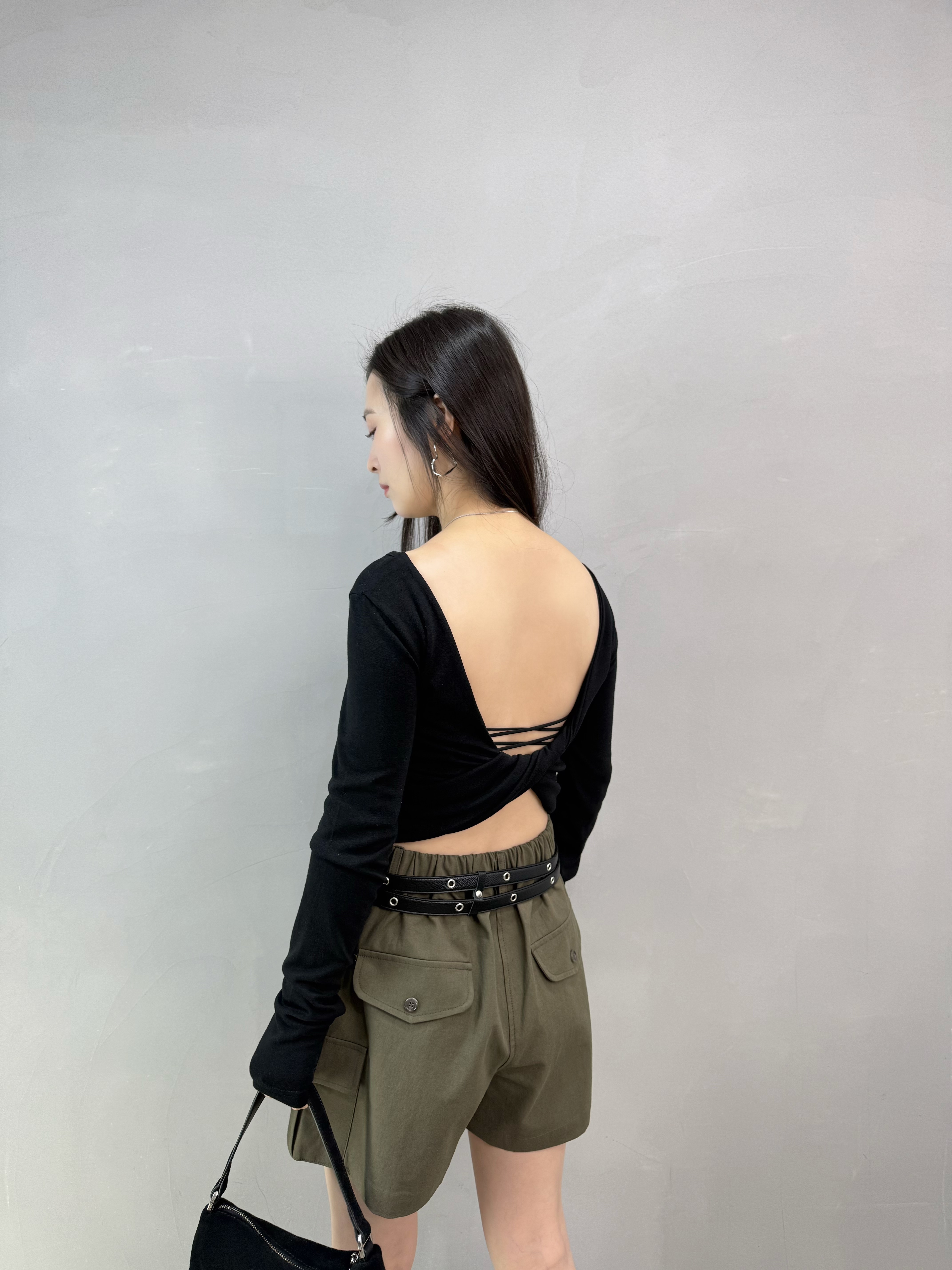 H05 後扭結露背tee