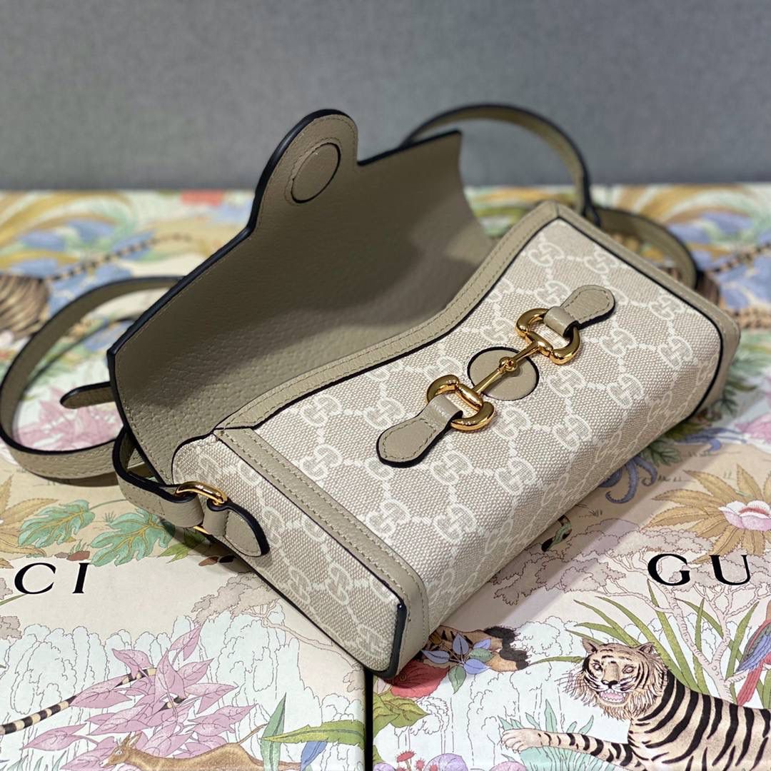 ▪大货实拍 𝐆𝐮𝐜𝐜𝐢 𝐁𝐞𝐢𝐠𝐞 𝐖𝐡𝐢𝐭𝐞燕麦色 型号：699296 尺寸：18*12*5cm