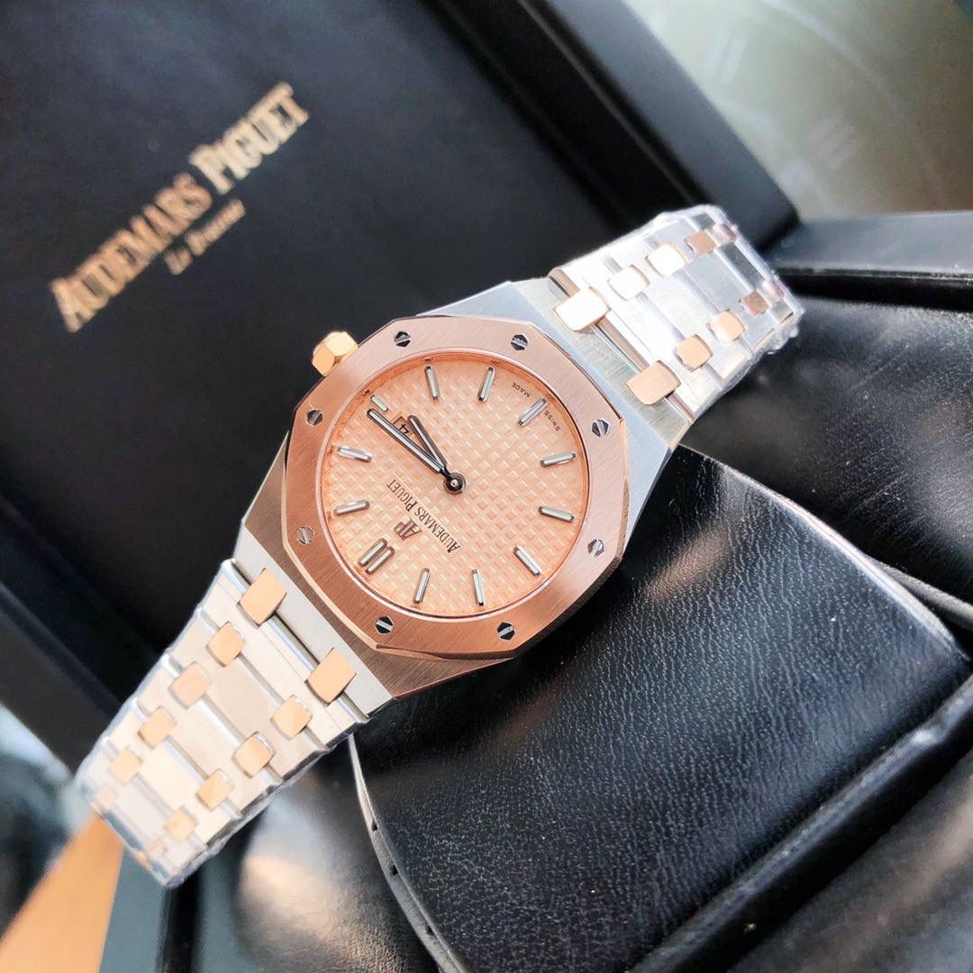 新年好礼！专柜很难买的AP女款到货啦！今天我们介绍的就是爱彼皇家橡树系列中的女士腕表。其官方型号为67650ST.OO.1261ST.01。爱彼皇家橡树系列独有的八角形外观还拥有爱彼独特的设计风格也将女士优雅风格融入其中，深受女士们的爱戴，即使只有33毫米的小尺寸，也将爱彼独有的纯净美感与刚毅线条展现的淋漓尽致。 搭载瑞士石英机芯、拥有实用的日历显示功能，女士们佩戴起来不会显得沉重 配专柜全套包装出售。这种货一般数量不是很多的。数量有限哦😎🚀🔥