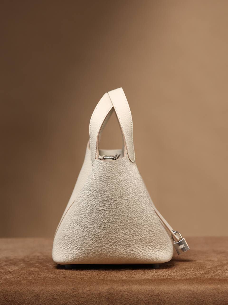 H菜篮子🧺✨ 奶昔白18cm银扣 独家渠道货！独家背景！高清实拍图！ 每个细节可放大看，全网天花板级别的菜篮子，独一无二的过验产品，每个细节都是对版的！ 纯手工制作、细工慢活、工匠精神雕刻的艺术精品！零售后，包满意！奢侈品中的精品之作！😍 尺寸：18 X 19 X 13.5cm