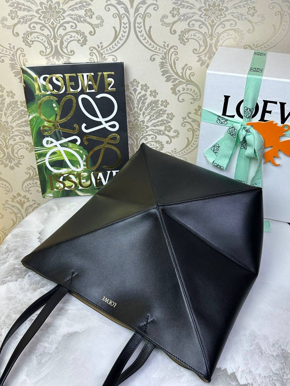 *中号𝐏𝐮𝐳𝐳𝐥𝐞 𝐅𝐨𝐥𝐝折叠手袋👜*（黑色） ——全新【𝗡𝗘𝗪】升级‼️ 延续经典𝙋𝙪𝙯𝙯𝙡𝙚的标志性几何裁剪设计，新晋顶流🅰️𝙋𝙪𝙯𝙯𝙡𝙚 𝙁𝙤𝙡𝙚 𝙏𝙤𝙩𝙚以折纸包为灵感，升级成🉑完全折叠‼️的结构，立体与平面任意切换，出差旅行🧳必备单品。小牛皮材质轻且柔软，𝐌𝐢𝐧𝐢尺寸搭配一条可拆卸式肩带，手提，肩背，斜挎多样化背法✨ 尺寸：𝟐𝟓.𝟓-𝟏𝟒.𝟓-𝟑𝟏.𝟓𝐜𝐦 款号：052316