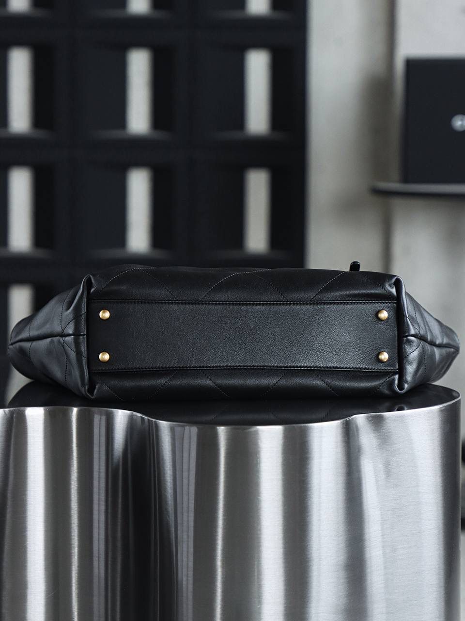 25S Tote購物袋小號鑒定版👜 一包一碼 支持全球鑒定查驗身份證原廠專G Haas皮料過關清單資料可査詢 被GD帶火的香奈兒Tote包，誰背誰時髦！ 25S秀款爆款Tote包必須安利給你們！ 這個包主打就是一個隨性灑脫的範！ 做到了男女同款，經典元素融合得恰到好處，慵懶隨性中透著復古韻味，皮質是超柔軟的小牛皮，觸感絲滑，質感拉滿！ 關鍵是，自重超輕，背起來毫無負擔！ 五金：厚镀24k复古金 皮料：Hass小牛皮 尺寸：31*47*11cm