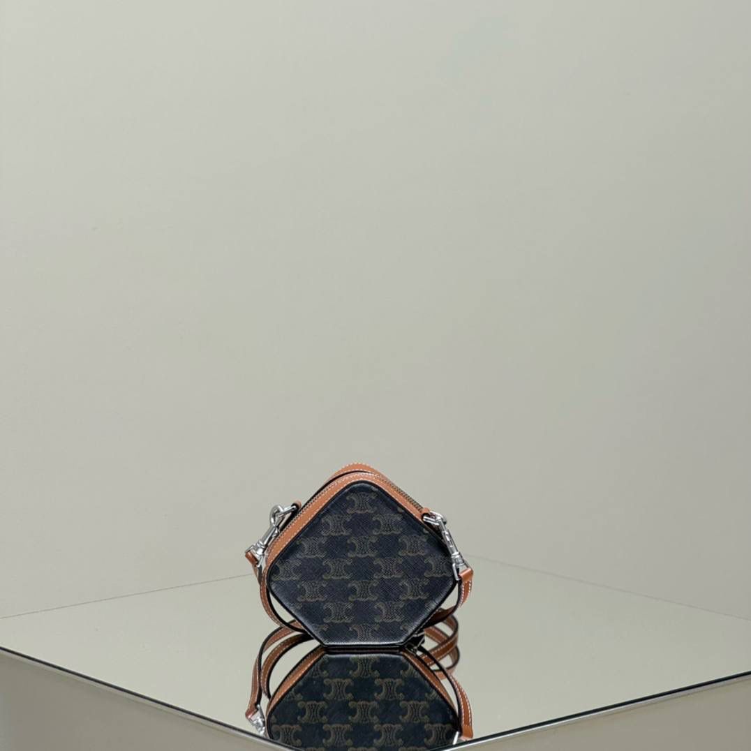 🔥大货实拍图 𝗖𝗘𝗟𝗜𝗡𝗘 ♥️ 𝗖𝗨𝗕𝗘 𝗕𝗢𝗫立体方包 型号：111682 尺寸：14*5*12.5cm 新品上线啦👏立体盒子包/化妆包~皮带子手拎设计➕圆筒包身，翻盖带镜子，可随时补妆。精致又不失实用性！凹造型拍照，或者当晚宴包，简直美呆🥳