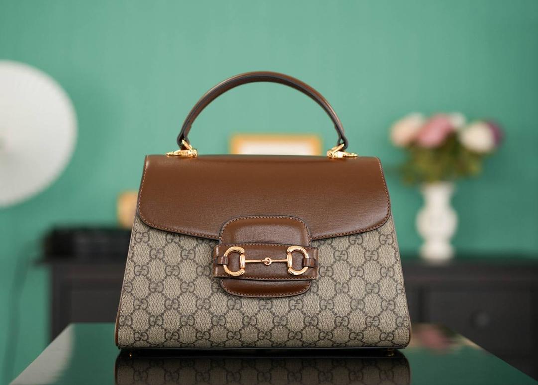 🥯GG Horsebit 1955系列中号手袋 棕色29cm 正品售价,500 𝑯𝒐𝒓𝒔𝒆𝒃𝒊𝒕系列的浓郁复古气息， 继续采用1955经典棕色原厂皮，除了包身的手提设计，另外配有两个不同风格的肩带，三种不同背法，圆润的包型非常适合亚洲女性，继马鞍包之后的又一个大爆款~ 官方款号 702049 尺寸：29x20x13cm