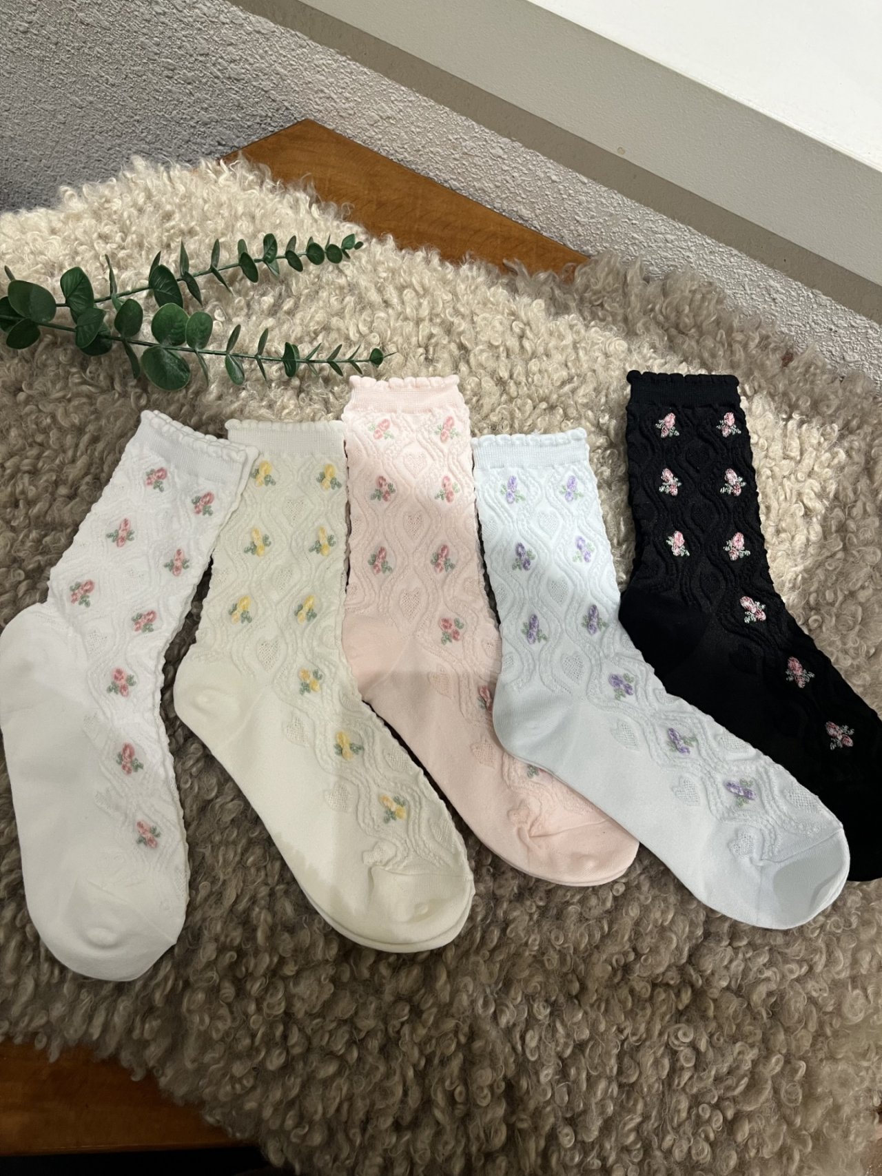 KKY Tiny Floral Wave high socks