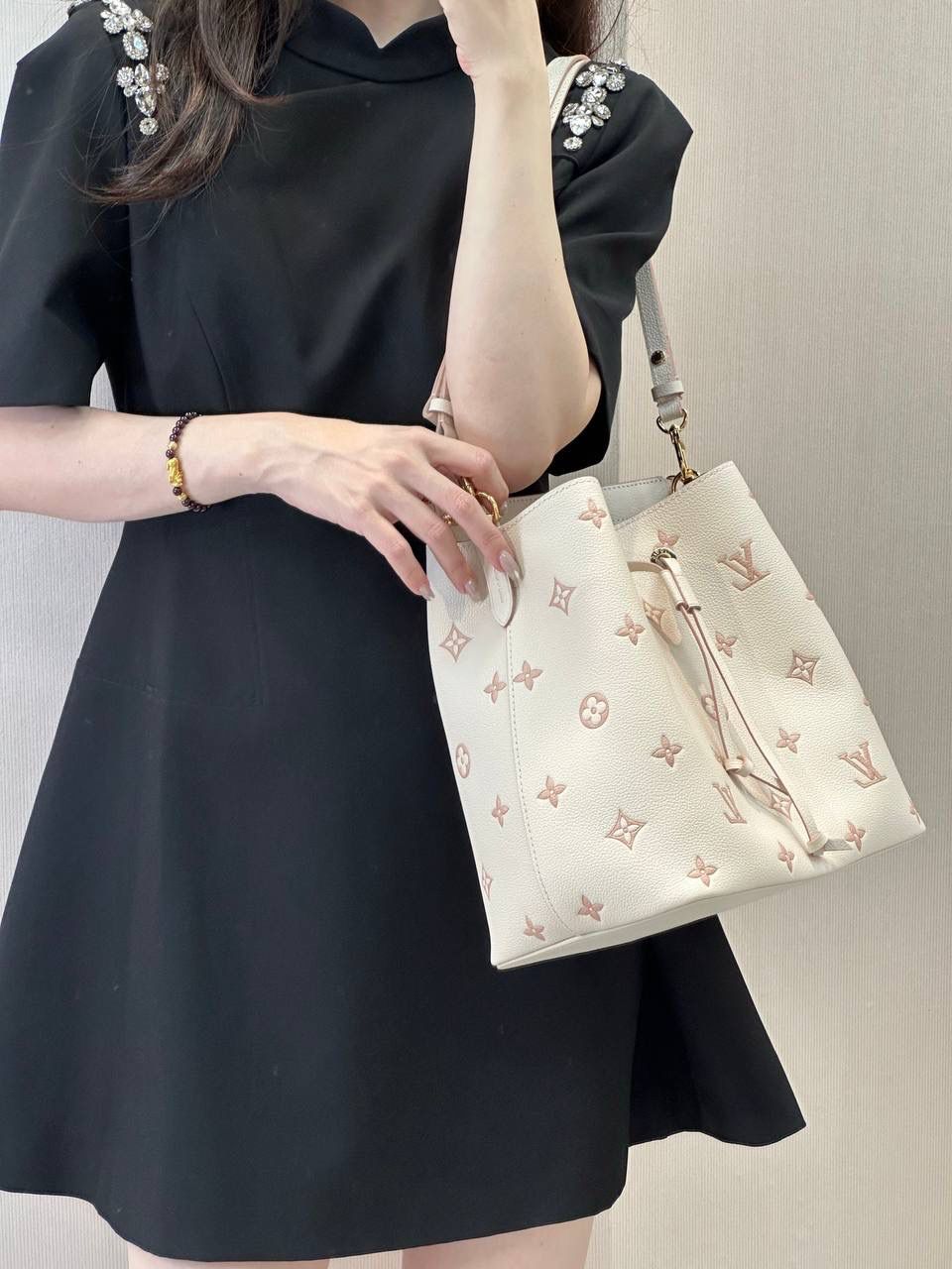 LV Neonoe 水桶包｜本季新款 💕 说到 LV 水桶包，Neonoe 一定是人气王！第一眼就被这个奶油粉打中 💗 不是那种甜腻粉，是带一点灰调的莫兰迪粉， 高级又温柔，春夏背真的很加分～ 黄皮姐妹也完全 OK 👍