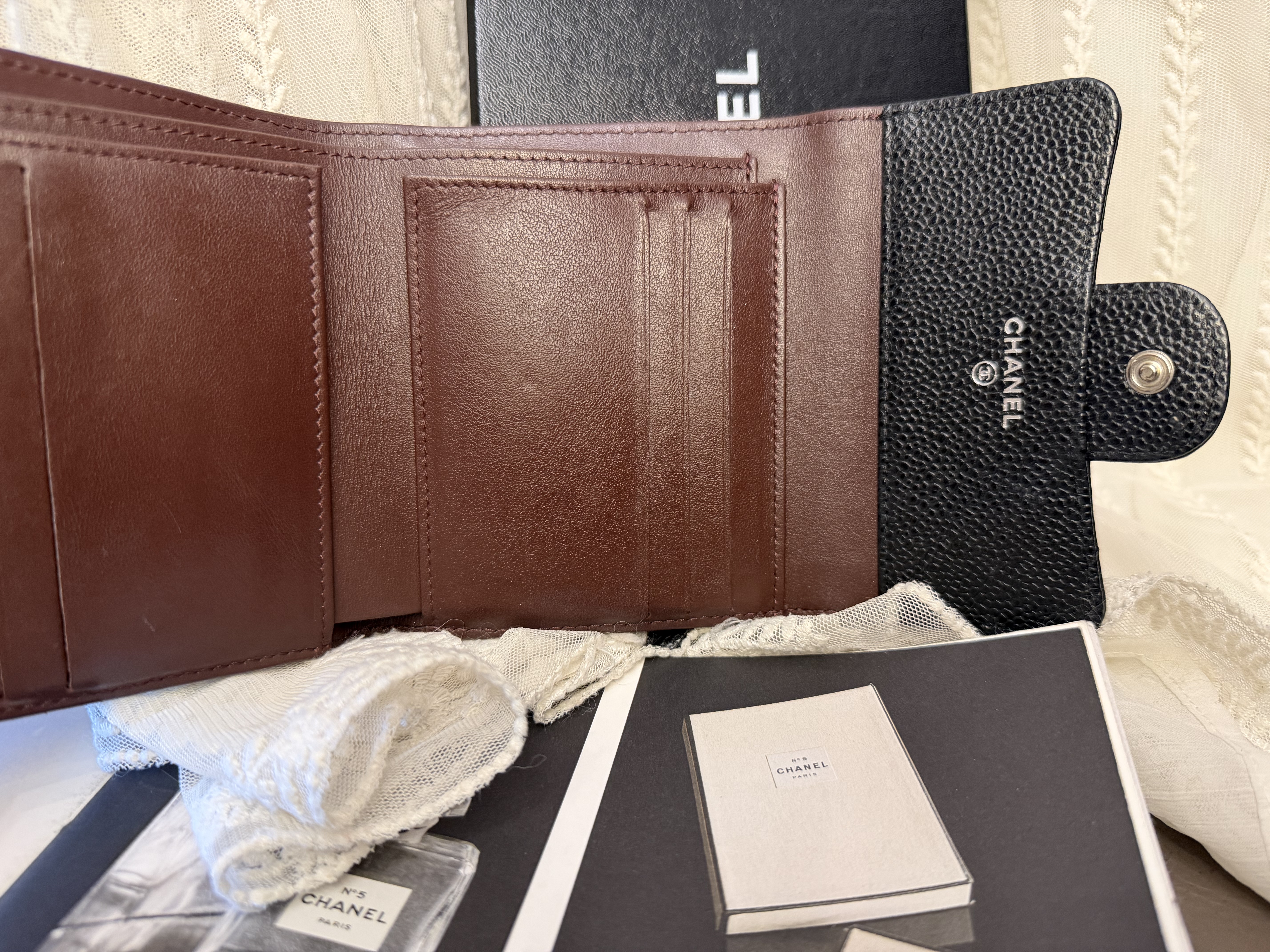 接近閑置 Chanel cc logo black caviar short wallet phw