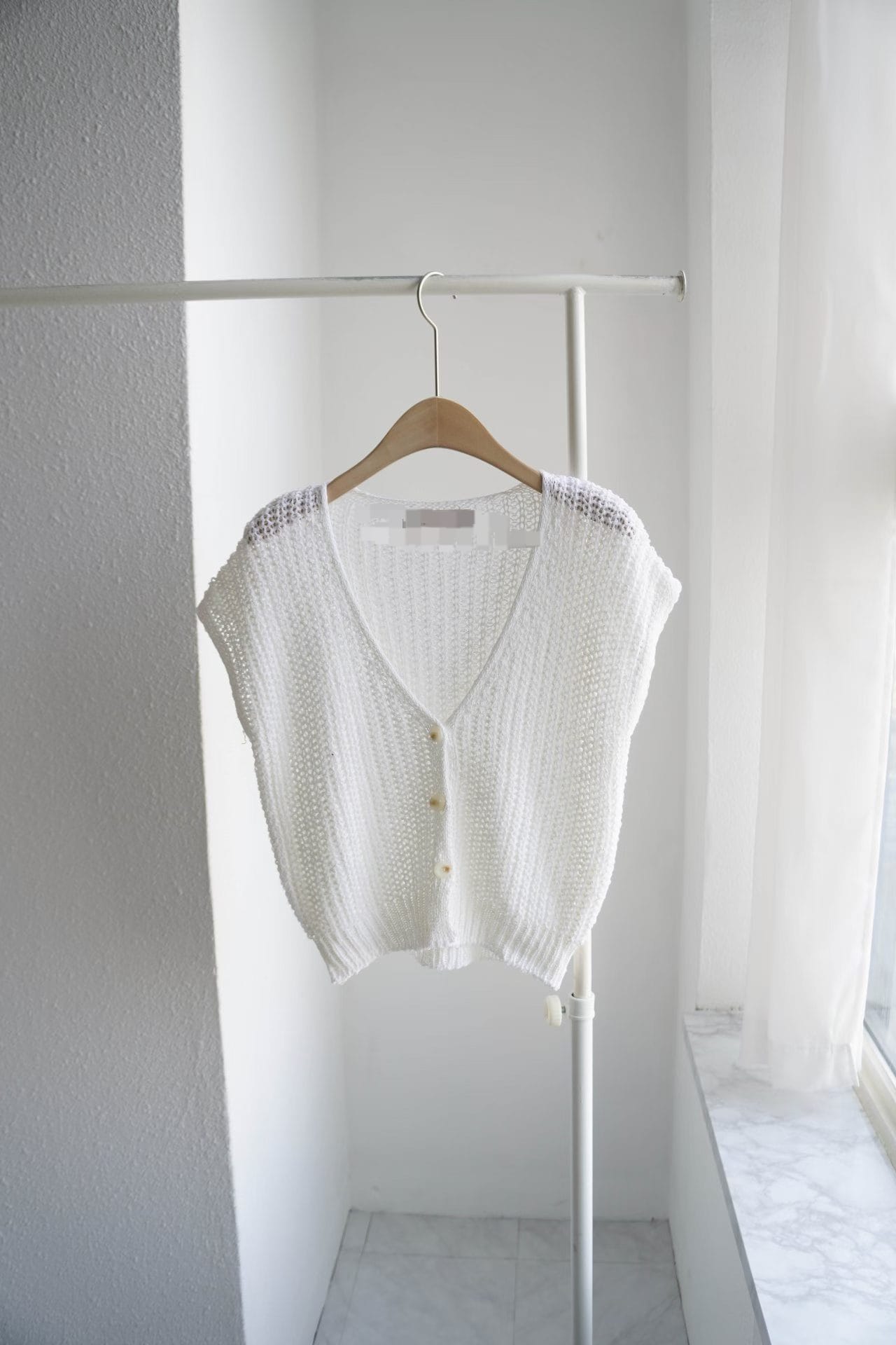 ＜限時預購＞ V 領鏤空針織背心 TW260307K02 《9/3截單，預計4月中旬到港》