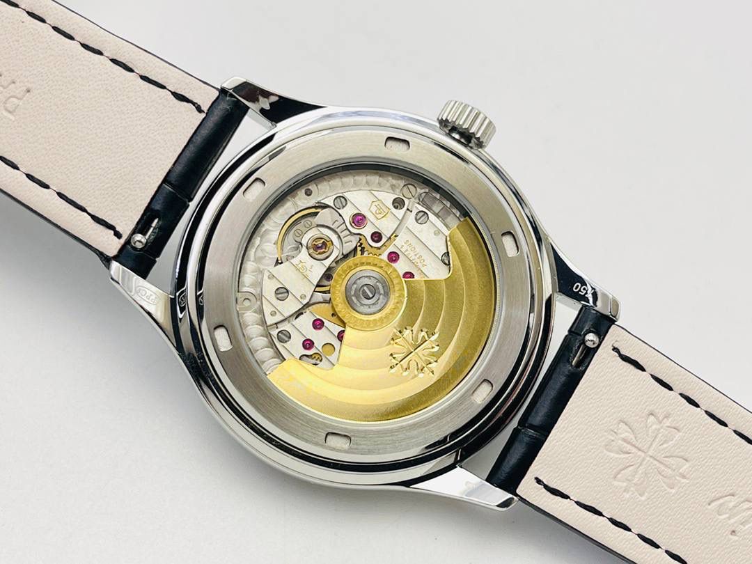 百达.翡丽最热门款式，PP复杂功能计时系列5146R 5147🔥🔥 1⃣️采用39MM表盘直径，精巧绝伦！ 2⃣️搭载高性能Cal.324自动机械机芯，具备年历，日期，月份和月相显示功能，提供了强大的时间衡量功能，表盘设计中心大秒针，是时间易于读取。 3⃣️相信这样的一款腕表会是很多爱表人士所梦寐以求的，但是就如它水中月的意象一样，可遇而不可求，所以，如果有个机会出现在你面前，那么就好好珍惜吧。