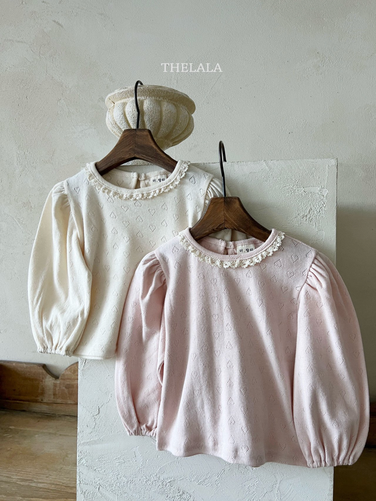 🌸預訂 韓國直送🌸🇰🇷THELALA兩色蕾絲心心通花泡泡長袖上衣