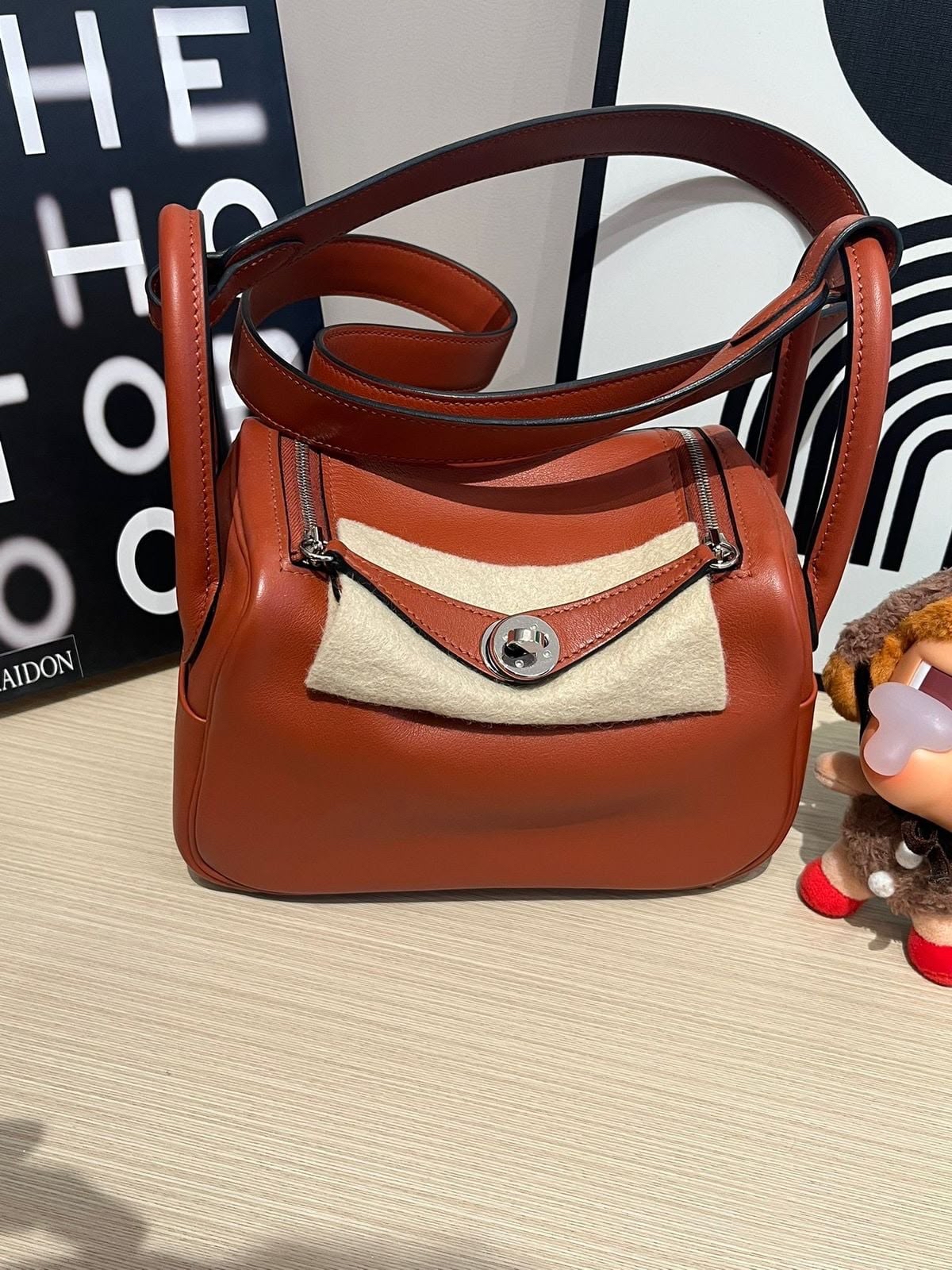 Hermes mini Lindy,STAMP U  古銅色,  100%Authentic ,99%New✅塵袋✅box