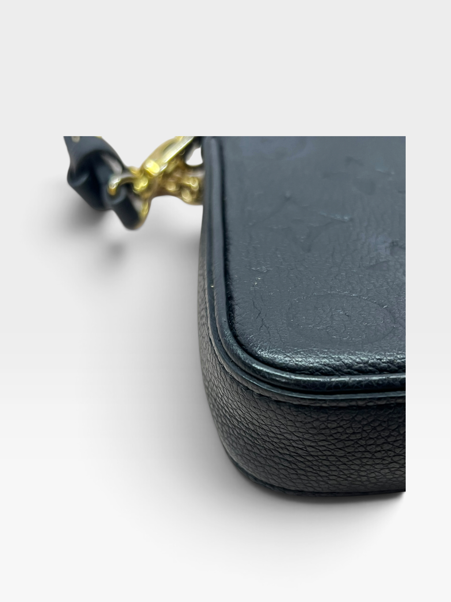 Pre-Owned LV Easy Pouch On Strap / Product Code: 082803