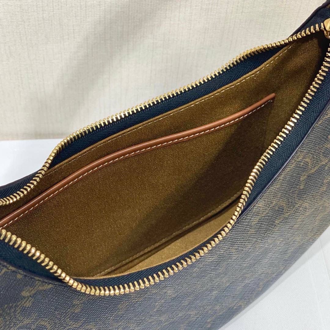 🔥大货实拍图 𝗖𝗘𝗟𝗜𝗡𝗘 ♥ 𝗧𝗥𝗜𝗢𝗠𝗣𝗛𝗘 𝗖𝗔𝗡𝗩𝗔𝗦 𝗔𝗩𝗔 灵感来自1990年代中古包Macadam，采用小巧优雅的月牙形轮廓，搭配耐看的棕色调凯旋门老花和小牛皮滚边，透出复古娇俏气质。型号：193952 尺寸：23*14*7cm