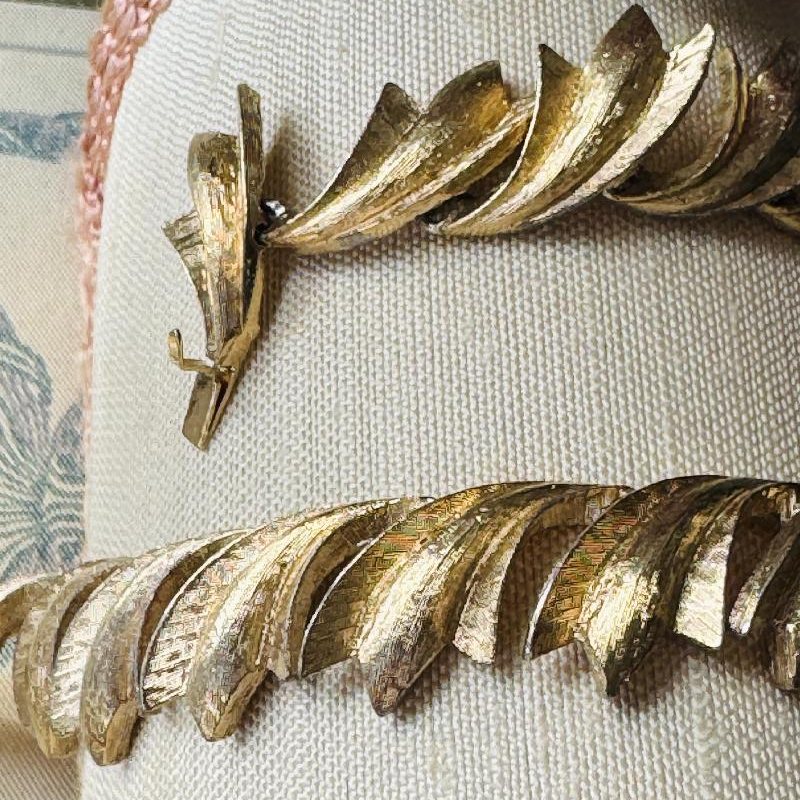 Vintage 1950s Designer Panetta Golden Leaf Necklace with Elegant Hidden Clasp Design(MT2429)