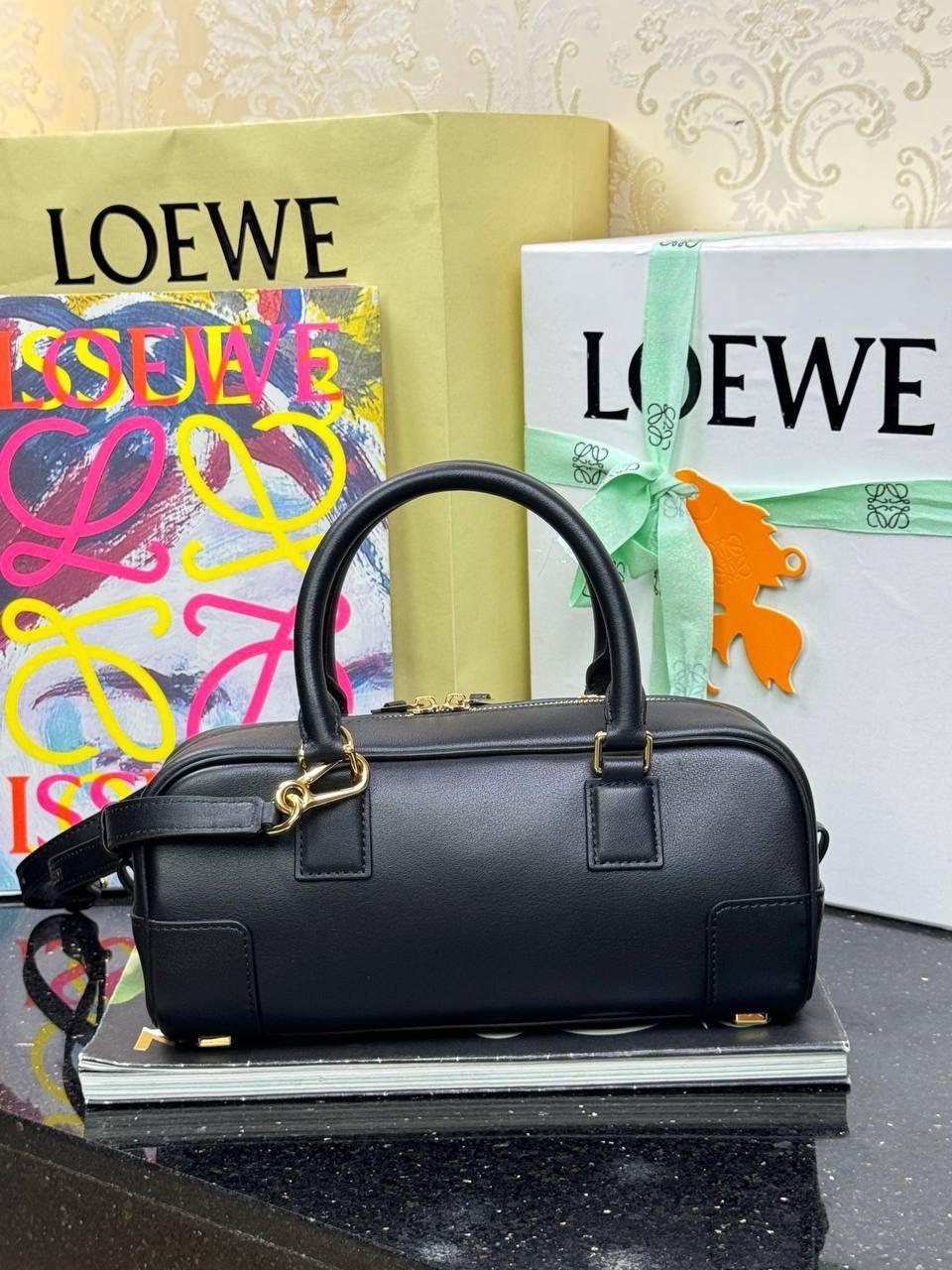 🎈𝗔𝗺𝗮𝘇𝗼𝗻𝗮 23 𝗖𝗿𝗼𝗽𝗽𝗲𝗱保龄球包 ——【杨幂同款‼️独家新品】 尺寸：𝟮𝟯-𝟏𝟏-𝟏𝟎𝗰𝗺 编码：012404 【配全套礼盒】 ❤️采用超柔纳帕小牛皮•延续标志性𝘈𝘮𝘢𝘻𝘰𝘯𝘢标识搭配小挂锁🔒作为新图标•重塑为修长法棍比例。 ❤️外部双拉链设计•搭配可调节可拆卸的长肩带•多样化背法😎容量大•小巧包型为当下时尚之追求。