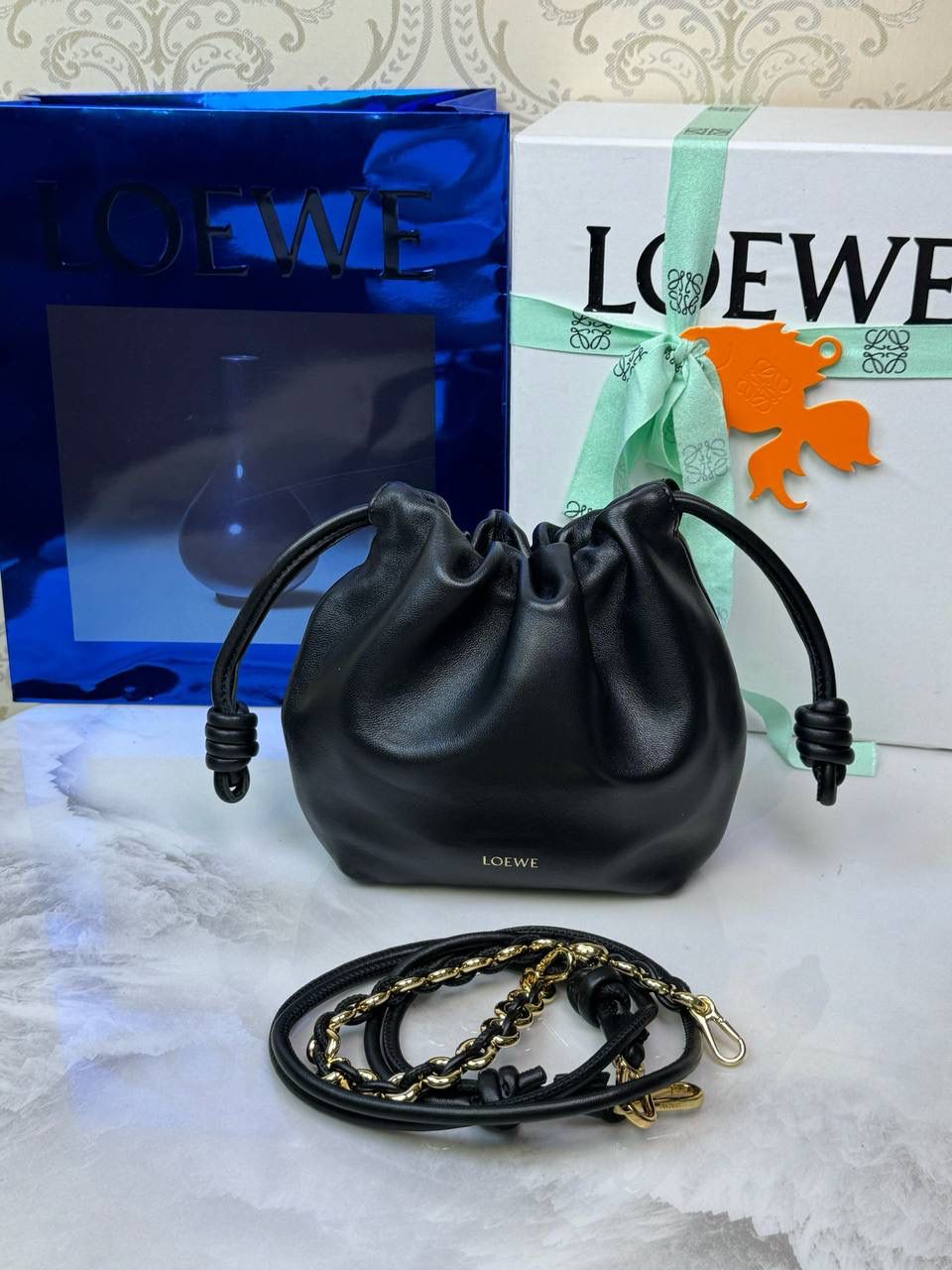 🎈迷你链条款𝙁𝙡𝙖𝙢𝙚𝙣𝙘𝙤 𝙋𝙪𝙧𝙨𝙚羊皮 ——【黑色】 尺寸：𝟐𝟑.𝟓-𝟓-𝟏𝟕𝐜𝐦 编码：062347 👉🏻延续福袋收缩绳褶皱设计，羊皮包身手感细腻柔软❤️ 👉🏻链条肩带➕皮肩带的双肩带设计，时尚百搭，给足了集美们多样化的选择。肩带可拆卸可调节，磁扣开合，正面烫金𝙇𝙤𝙜𝙤，呈现出高贵典雅的视觉感😍 👉🏻独家背景➕独家品质➕独家全套砖柜礼盒套装，市场高端品质皆在我手✌🏻