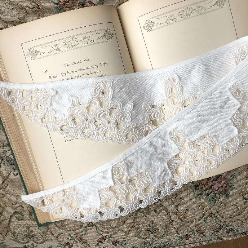 Vintage 1970-80s White Slightly Curved Collar /Crochet Trim (MT150-7)