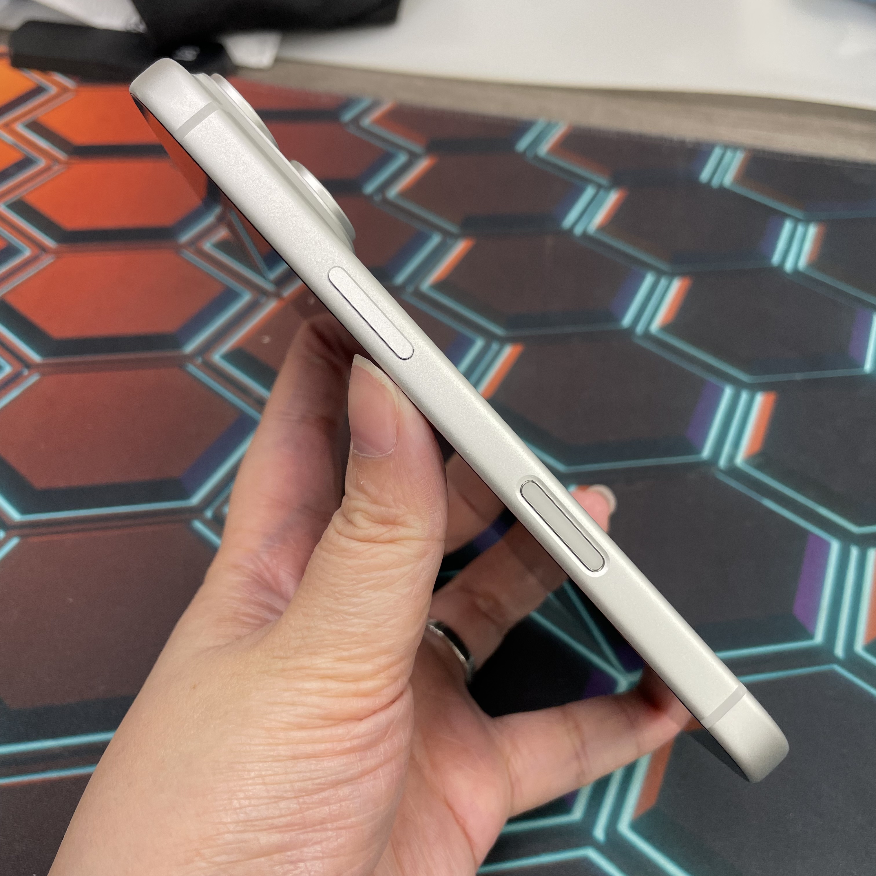 *8223 17 Pro 完美機 1TB 電91 銀色 sliver