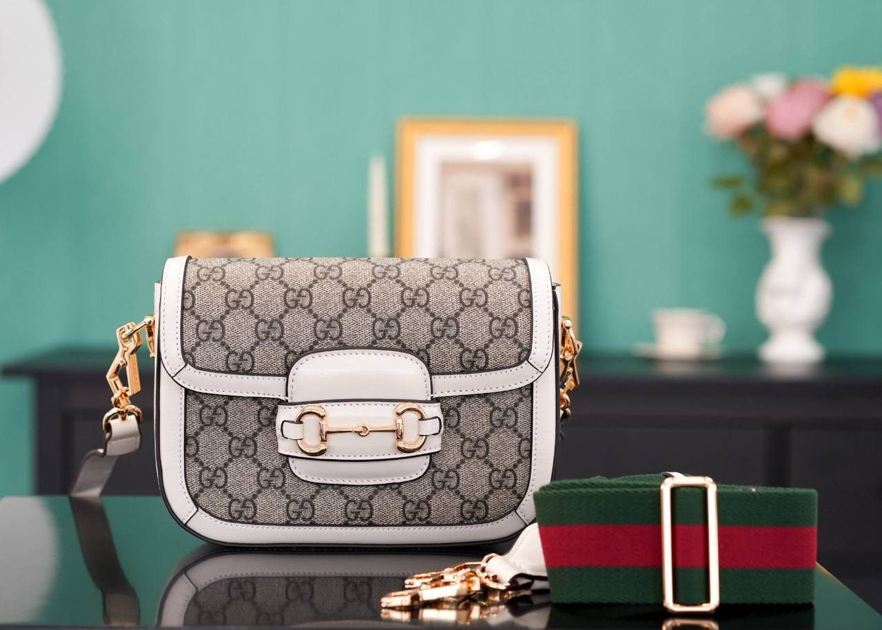 🥯Horsebit 1955系列迷你马鞍包 老花白20cm 正品售价,500 独家原厂皮发售 限量级别 GG家1955马鞍包已经火爆到人手一支的节奏，超级大爆款！ 这次出了迷你尺寸配可拆卸双肩带，简直超哇塞 马衔扣标志性设计，复古原厂牛皮配上最受欢迎pvc元素，皮肩带布肩带任意更换~ 官方款号 658574 尺寸小号：20.5x14x5cm 大号：25x18x8cm