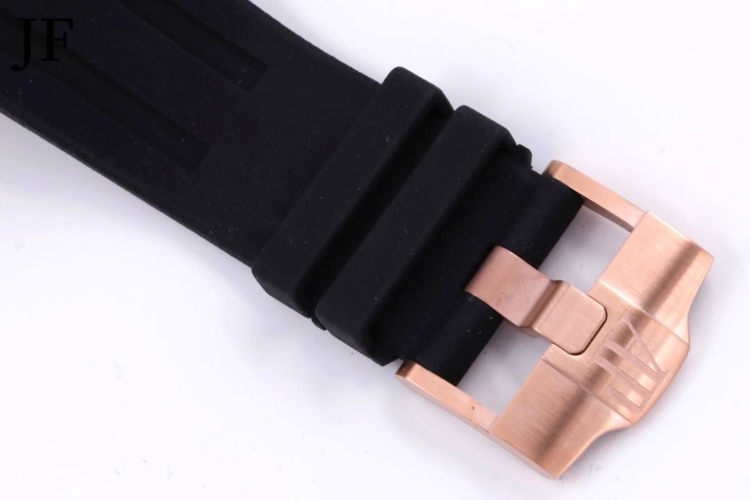 🚀品牌：AP大熊猫🚀 系列：俗称金大熊猫 机芯：3126计时自动机械 材质：316精钢表壳 陶瓷圈 直径：42mm 皮带：橡胶表带 表扣：原装针扣 玻璃：蓝宝石水晶玻璃