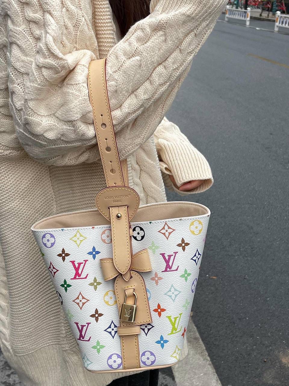 LV ALL IN BB 白三彩👜✨ 村上隆时隔20年的再度合作直接封神了！！ 听我的！！一定要入手一个！！ 她真的会长进你的心巴里！！太好看了！！！ 三彩真的是老花界的神来之笔！！ 侧边可可爱爱的蝴蝶结🎀真的无法抗拒！！ 就这个包走在哪里都是焦点啊！！