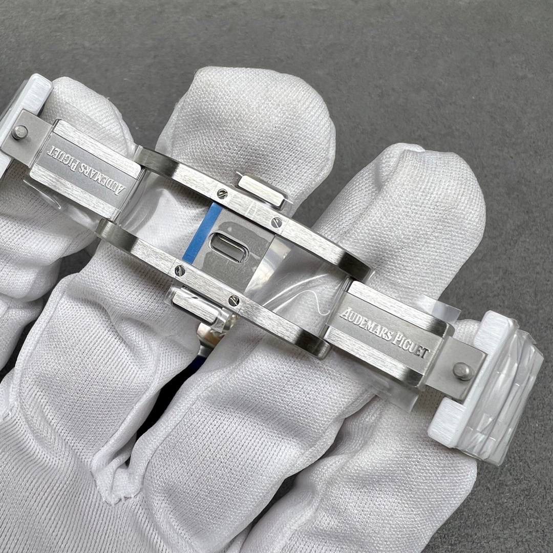 新品AP26579白陶瓷，皇家橡树系列在“Grande Tapisserie”大格纹装饰表盘上，日期、星期、月份、月相，和四个眼睛的位置与原装同步，（区别普通版本四个眼镜紧缩在一起）并以真实的月球图像显示天文精确月相，形成鲜明对比，直径41mm，复刻一体机5134自动上链机芯，厚度10.5mm（区别市面普通版本14mm ）所有功能真实可用，更薄 更像 ！🔥🔥💯