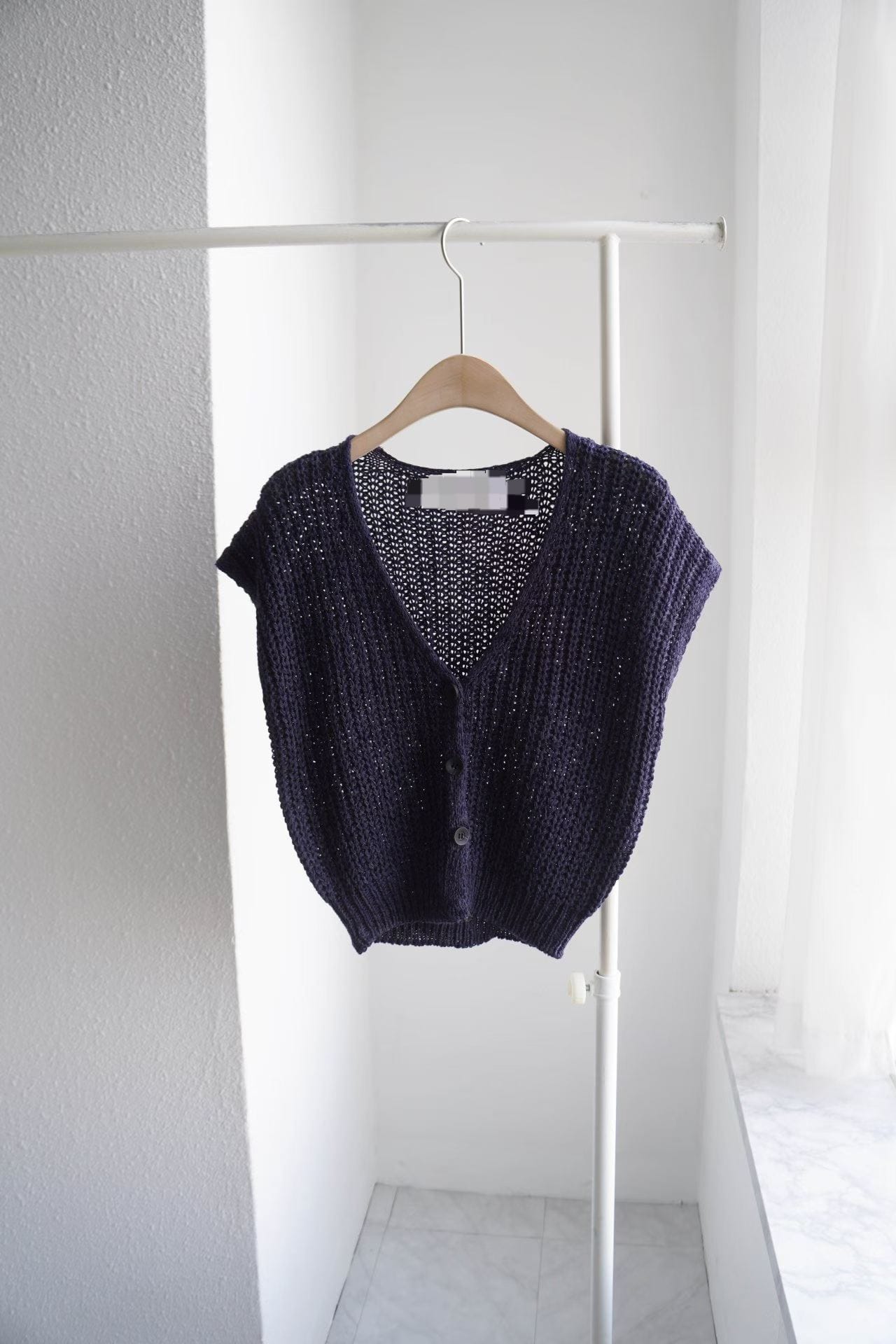 ＜限時預購＞ V 領鏤空針織背心 TW260307K02 《9/3截單，預計4月中旬到港》