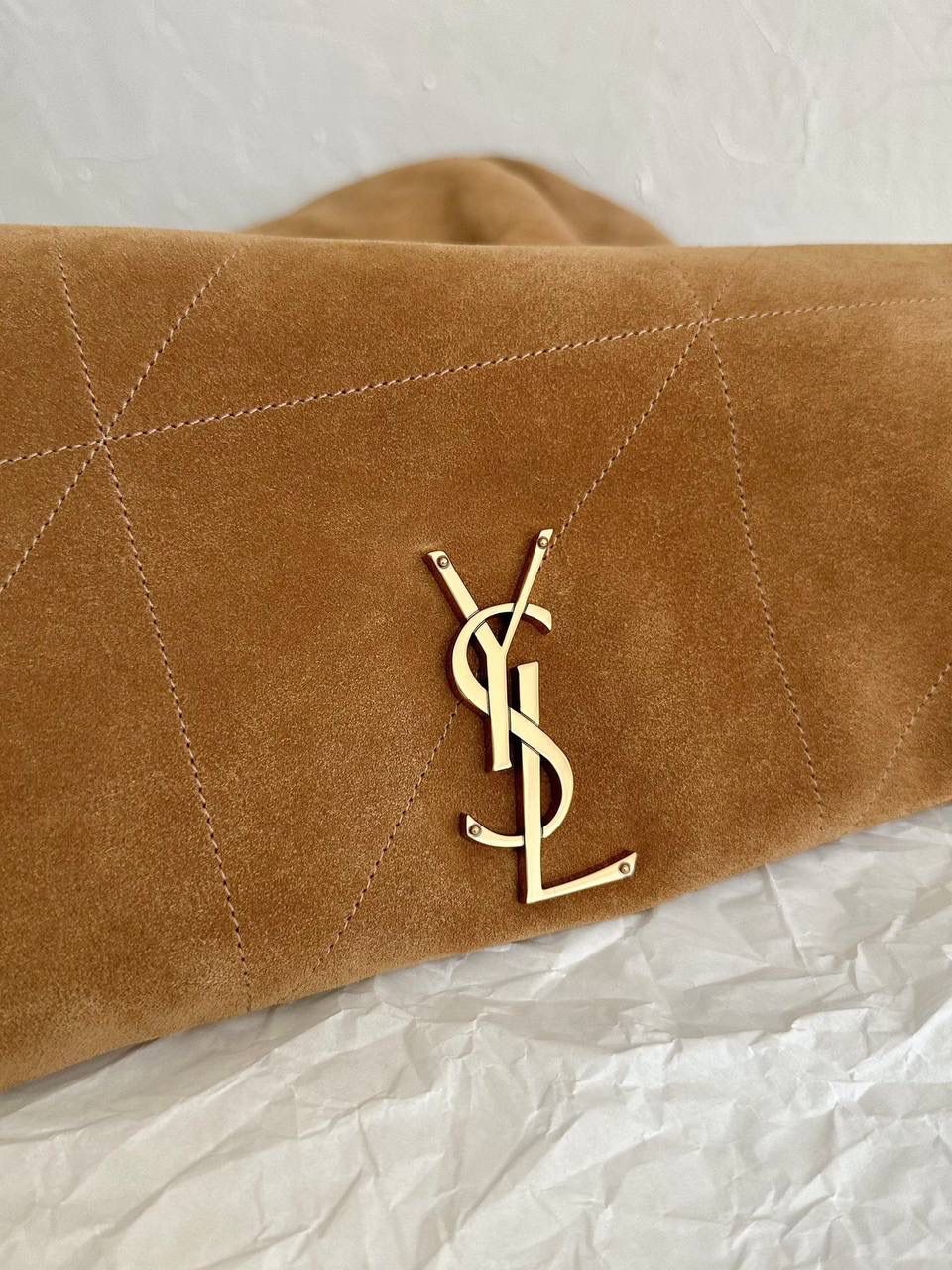 销量王🔥 ys1 jamie羊皮链条大包 麂皮棕 第2批到❗️这个羊皮，zp是微微珠光感的 市场上现在出的都是哑光的羊皮 背出去可以说是一眼jia🥲 小包用不对版或者差一点的皮还说能浑水摸鱼 但是大包真的不行😂 要不是为了等这个正确版原厂皮 我们早就出货了！还有五金也是全部等对版的 包括小小的一个鸡眼，一点都不能马虎 需要高品质的bb跟我走，不会错！ 43×29×9cm742431m