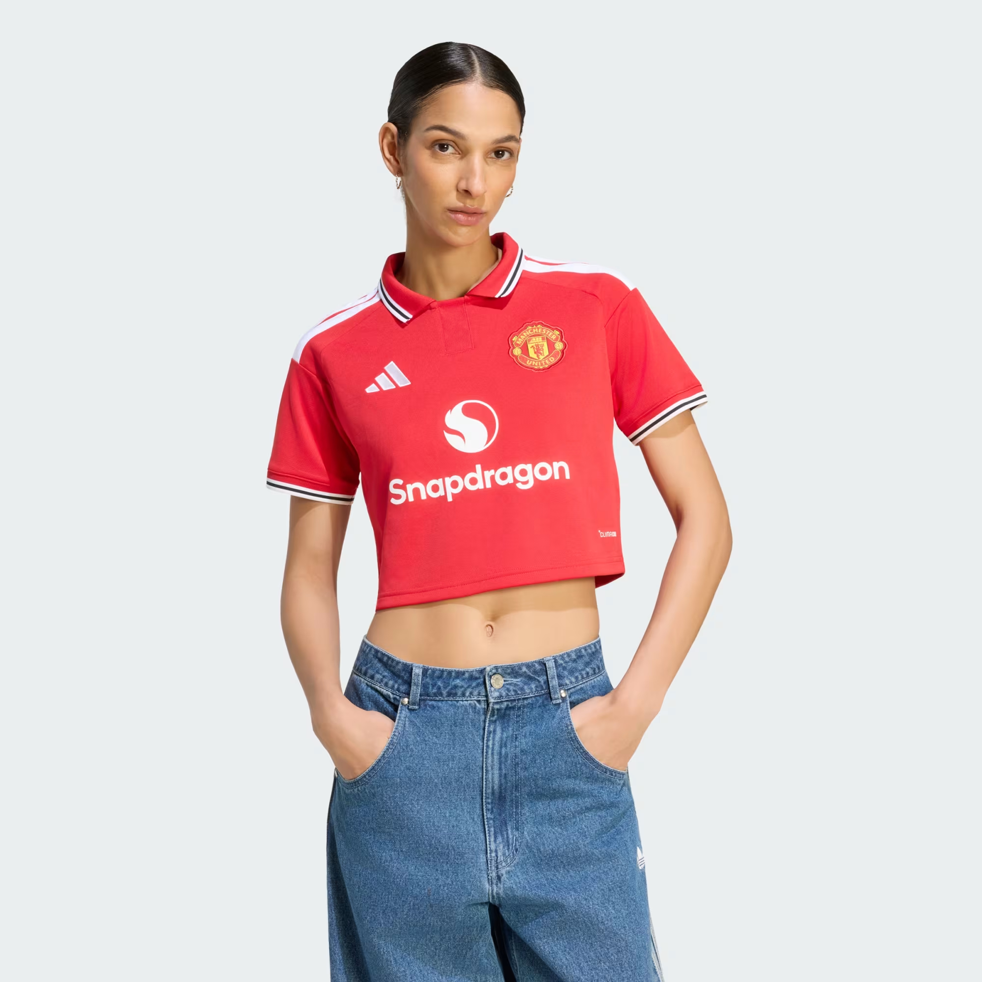 重現七十年代紅魔榮光 Adidas Manchester United 曼聯 2026-27 女裝主場短版球衣 (可加印字章) KC4787