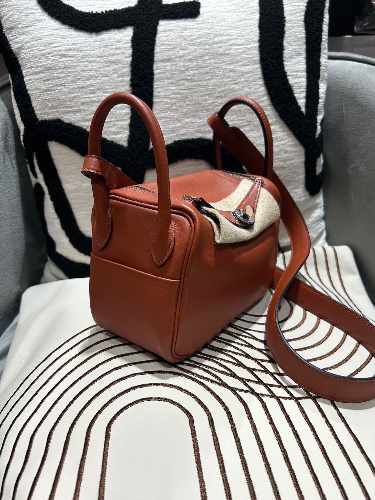 Hermes mini Lindy,STAMP U  古銅色,  100%Authentic ,99%New✅塵袋✅box