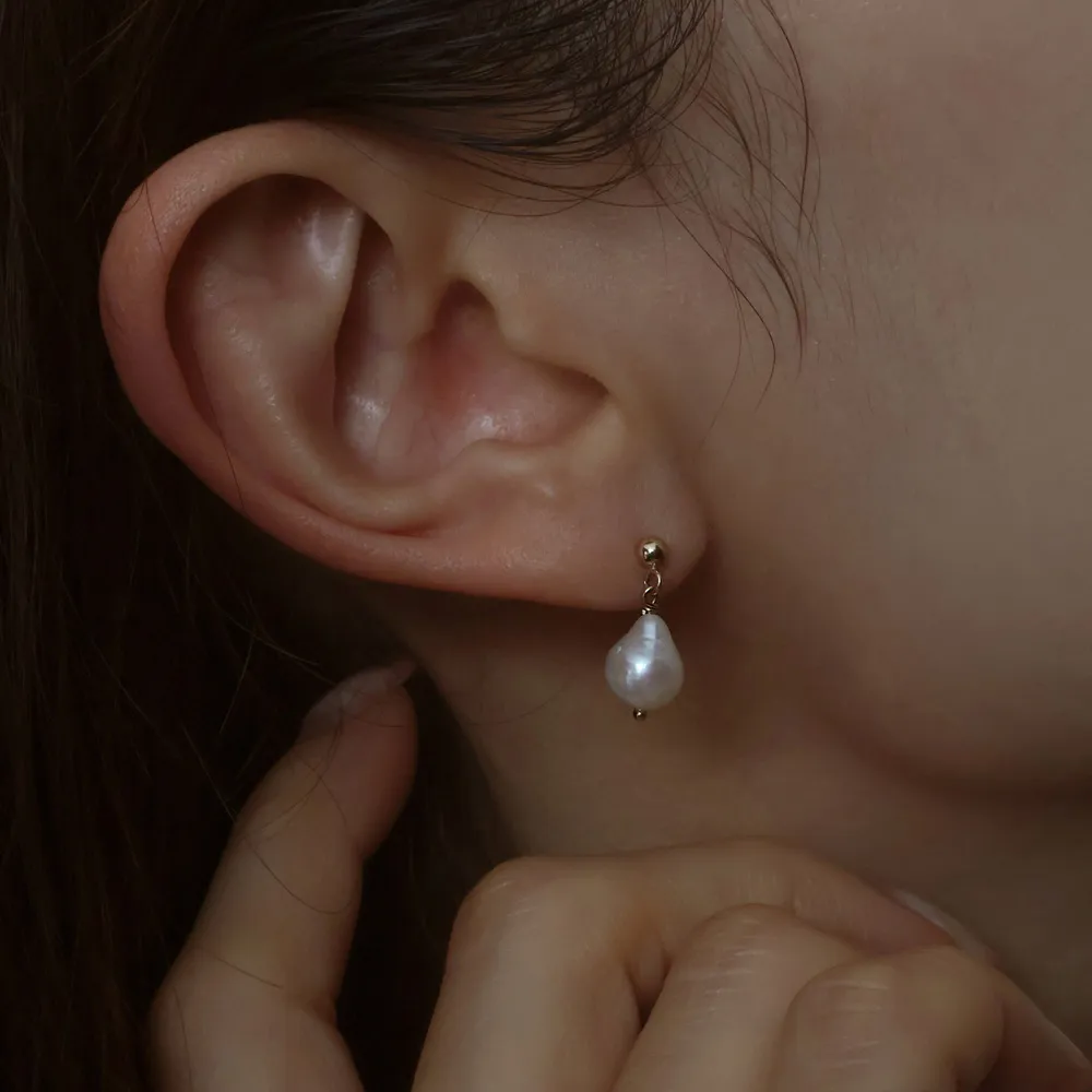 AUBE DE MOI | 14K Ball Pearl Drop Earring